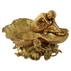Bol de centre de table en forme de jeune fille et de fleur de coquelicot de la fin du XIXe siècle