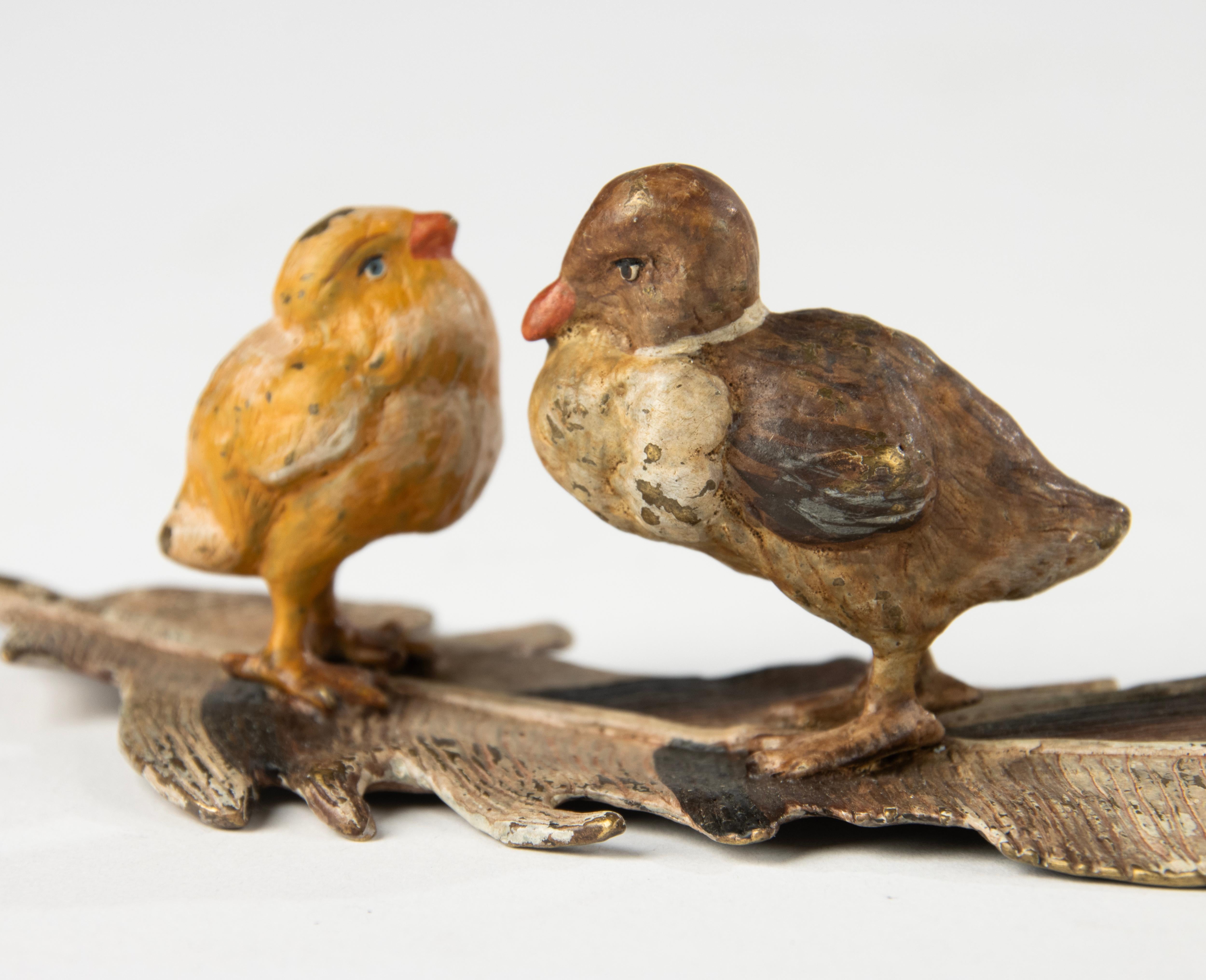 Ravissante figurine en bronze de Vienne, peinte à froid et finement détaillée, représentant deux jeunes oiseaux perchés sur une grande plume. Datant d'environ 1900, cette charmante pièce témoigne de l'exquise qualité de l'exécution et de la finition