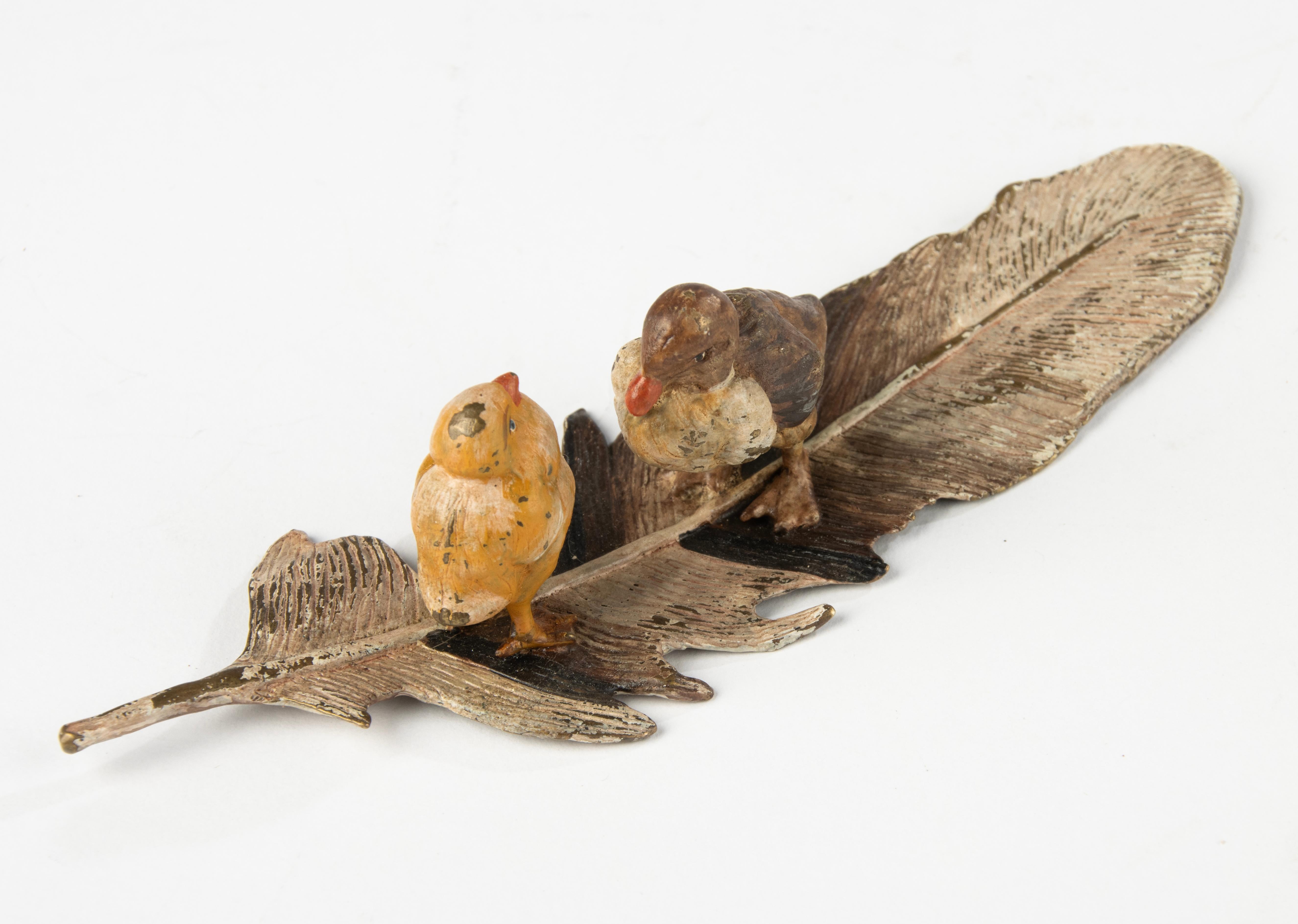 Belle Époque Fin du 19e siècle Figurine - Vienna Bronze - Peint à froid - Oiseaux à la plume en vente