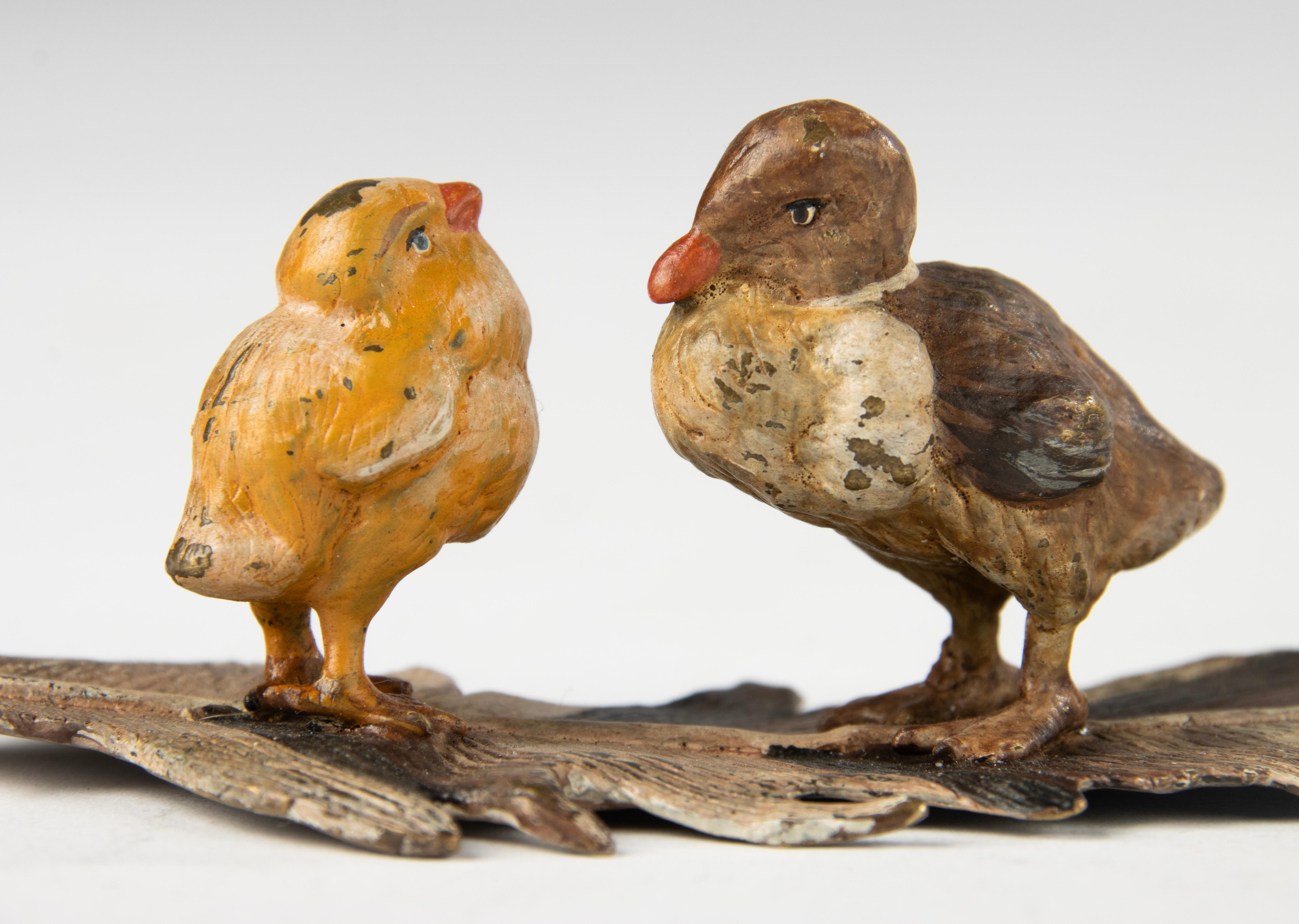 Autrichien Fin du 19e siècle Figurine - Vienna Bronze - Peint à froid - Oiseaux à la plume en vente