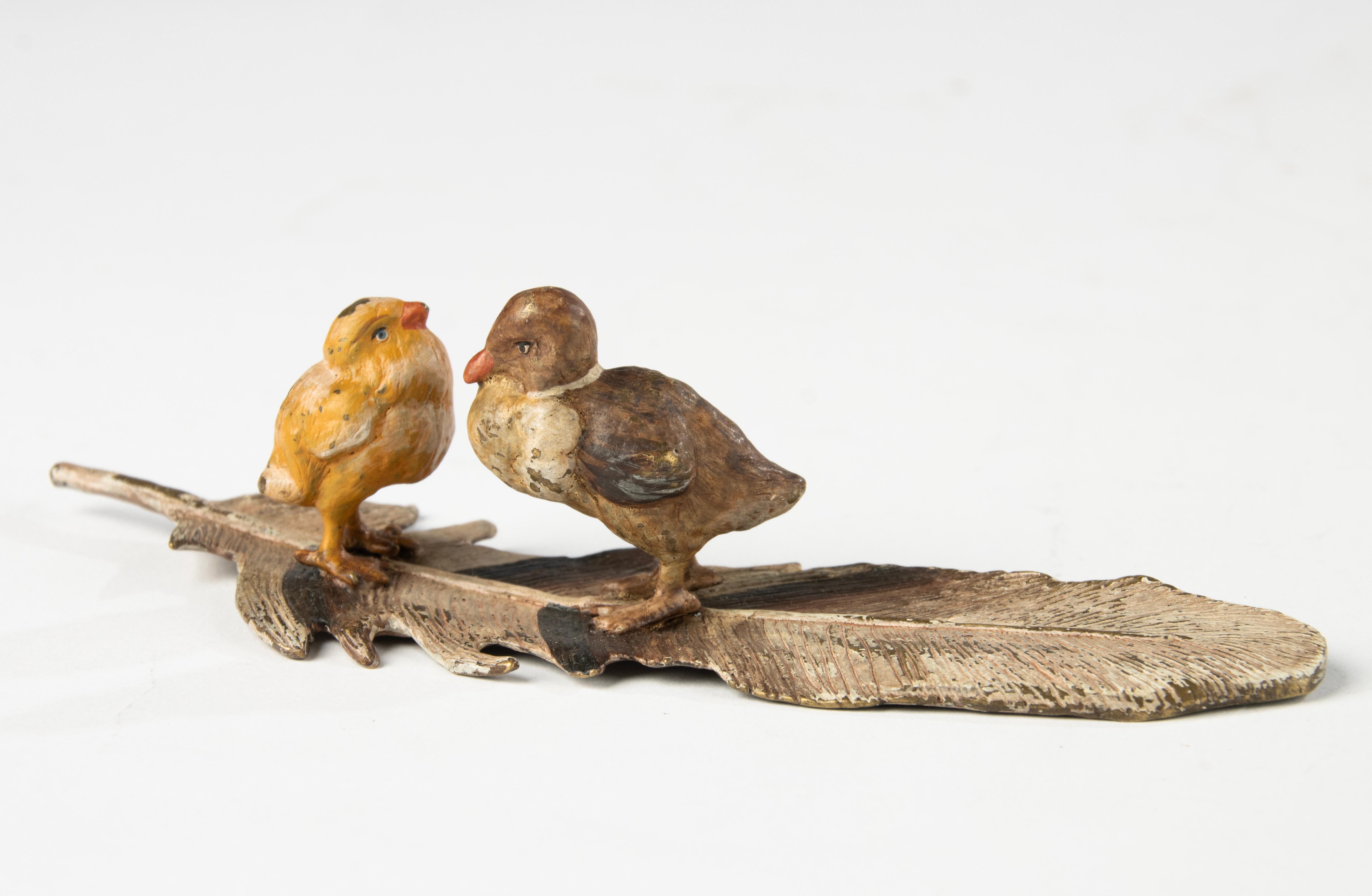 Peint à la main Fin du 19e siècle Figurine - Vienna Bronze - Peint à froid - Oiseaux à la plume en vente