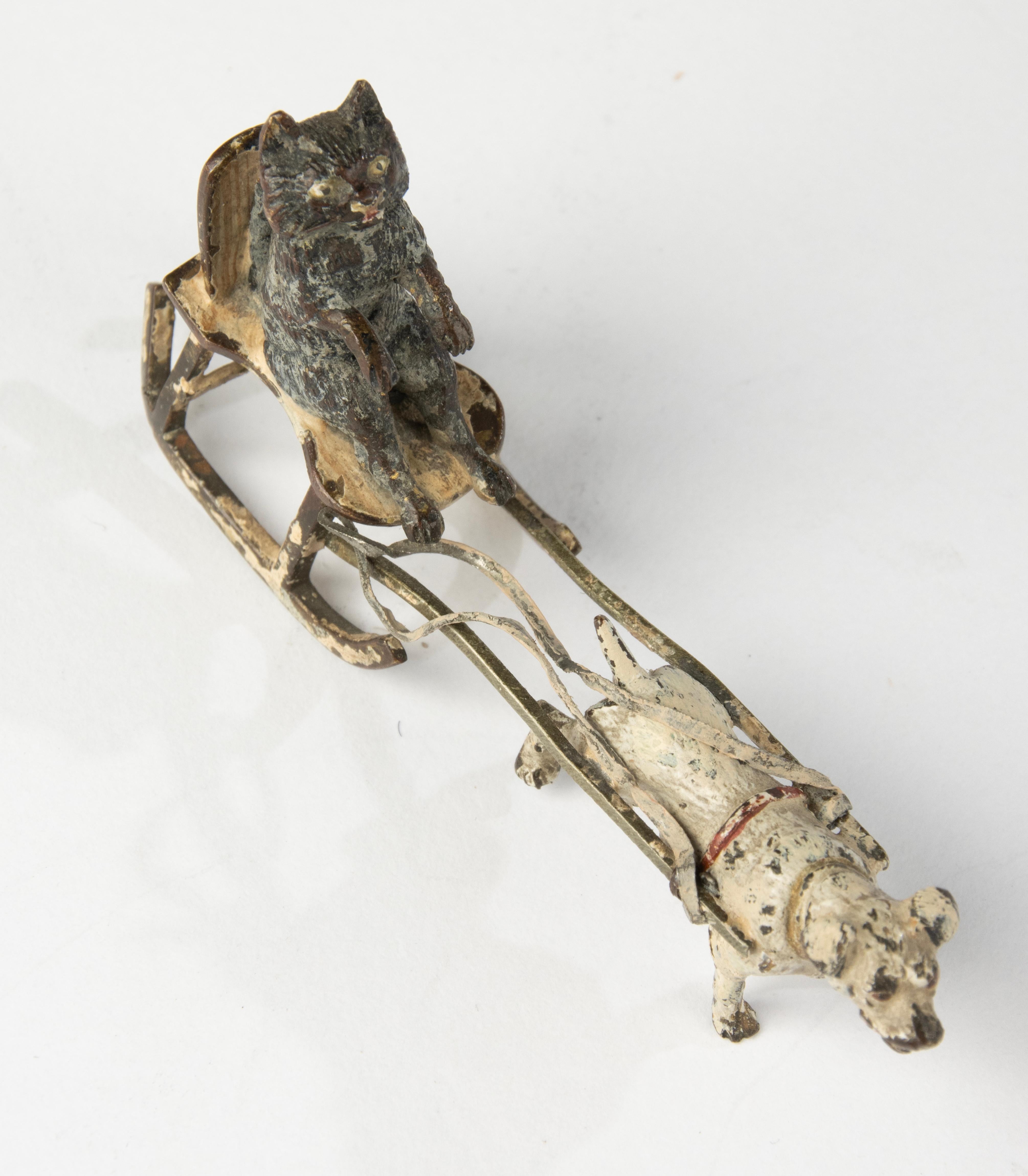 Figurine de la fin du 19e siècle - Vienna Bronze - peinte à froid - Chien et chat sur un traîneau en vente 3