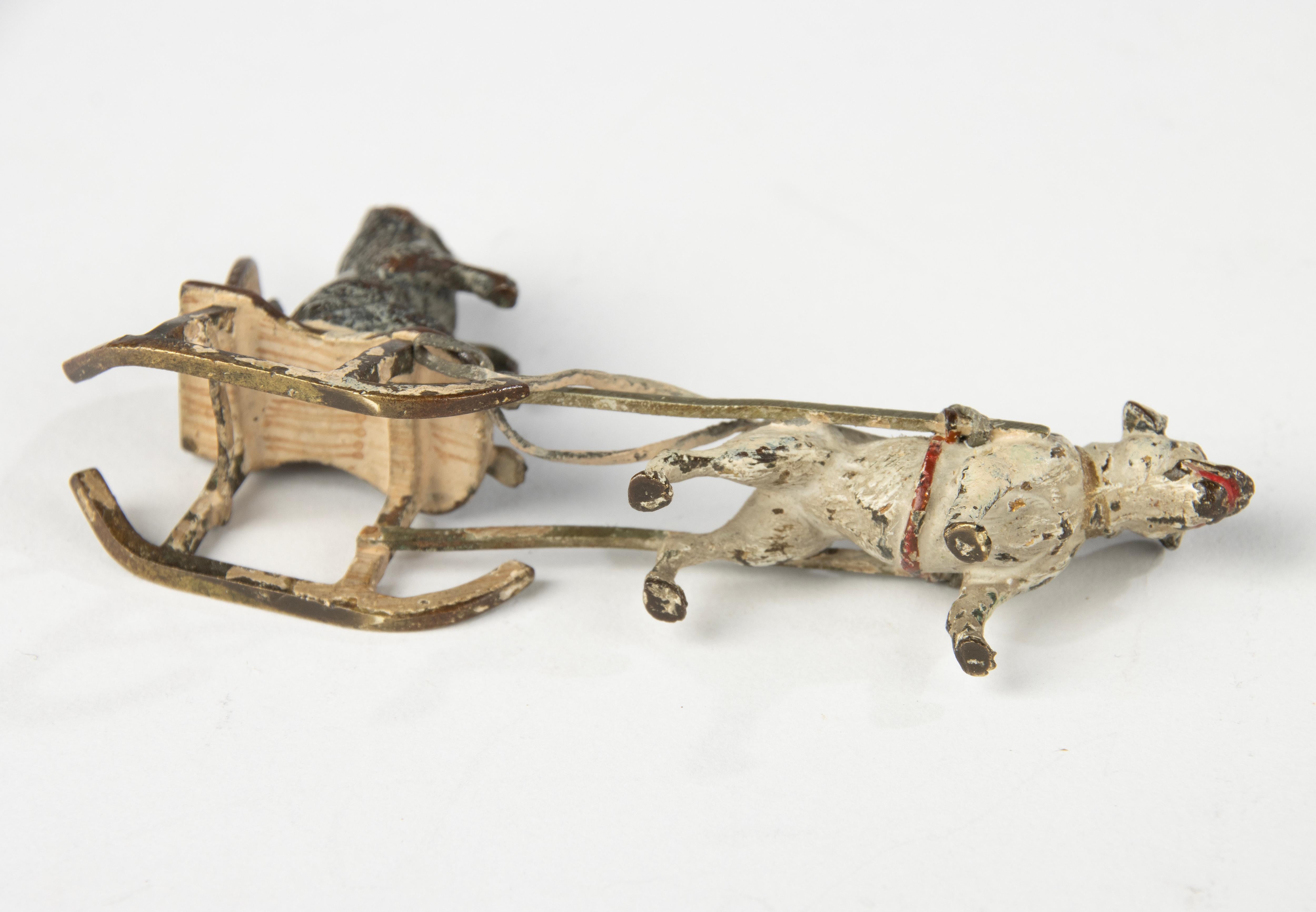 Figurine de la fin du 19e siècle - Vienna Bronze - peinte à froid - Chien et chat sur un traîneau en vente 4