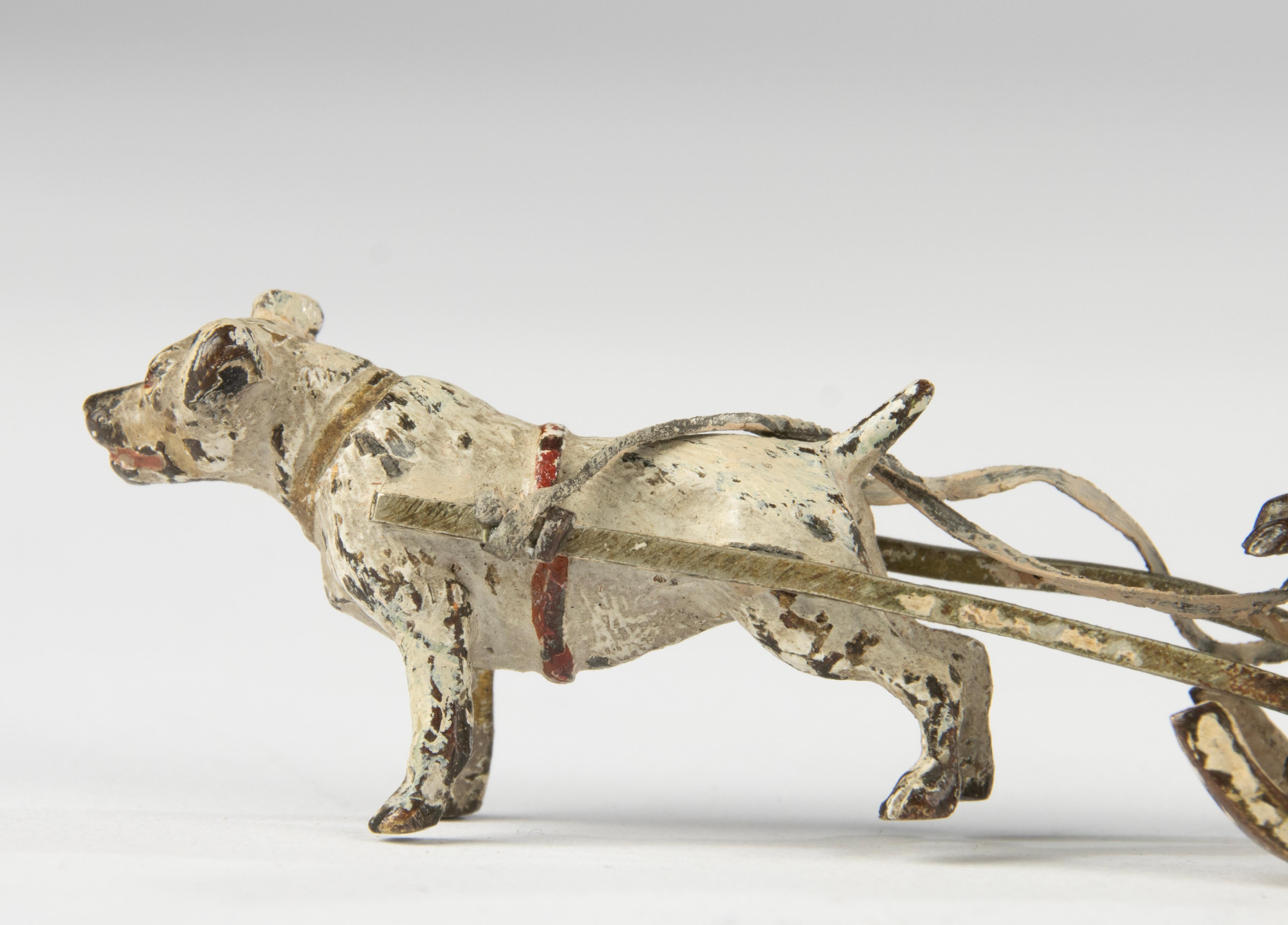 Belle Époque Figurine de la fin du 19e siècle - Vienna Bronze - peinte à froid - Chien et chat sur un traîneau en vente