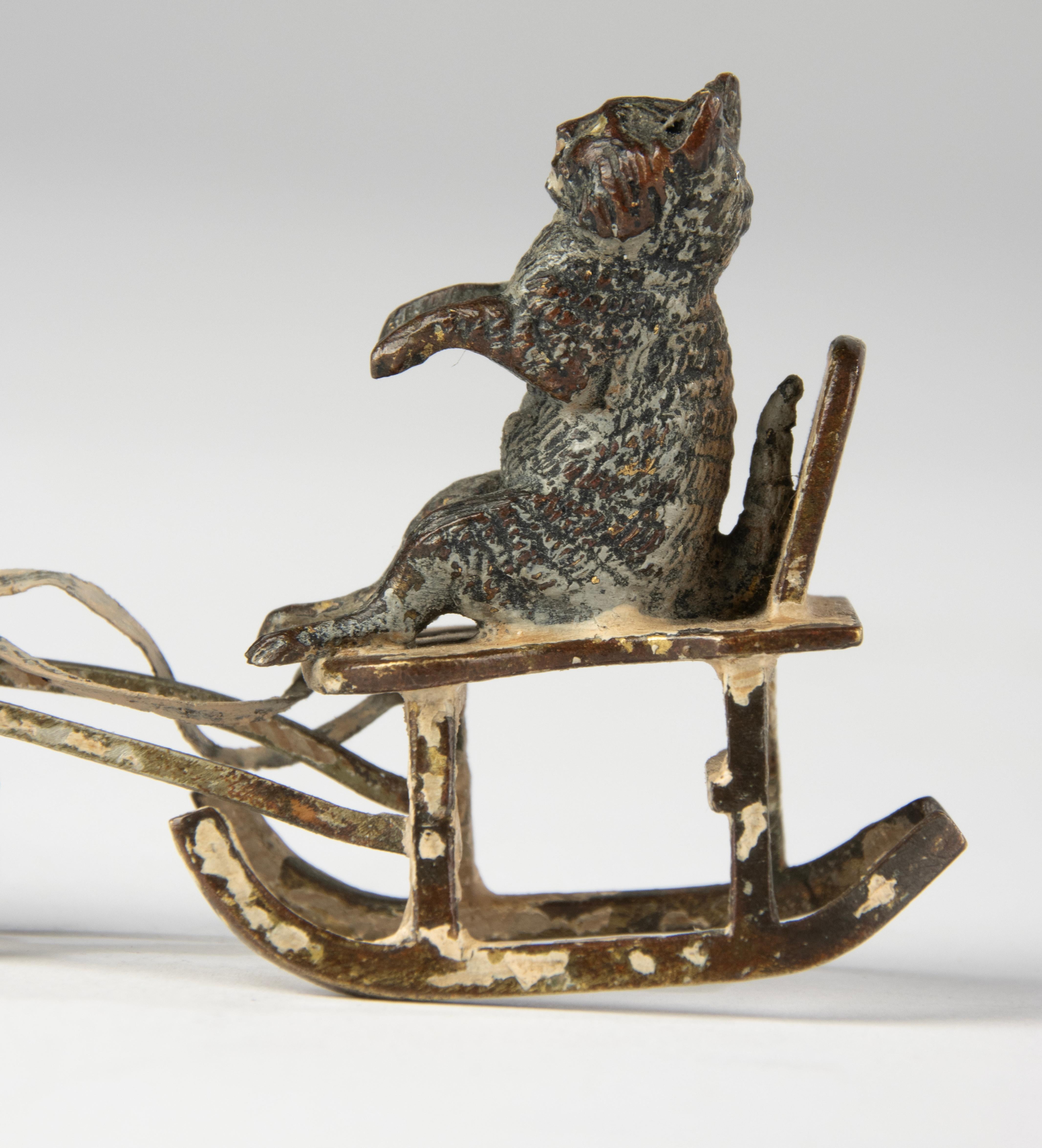 Autrichien Figurine de la fin du 19e siècle - Vienna Bronze - peinte à froid - Chien et chat sur un traîneau en vente