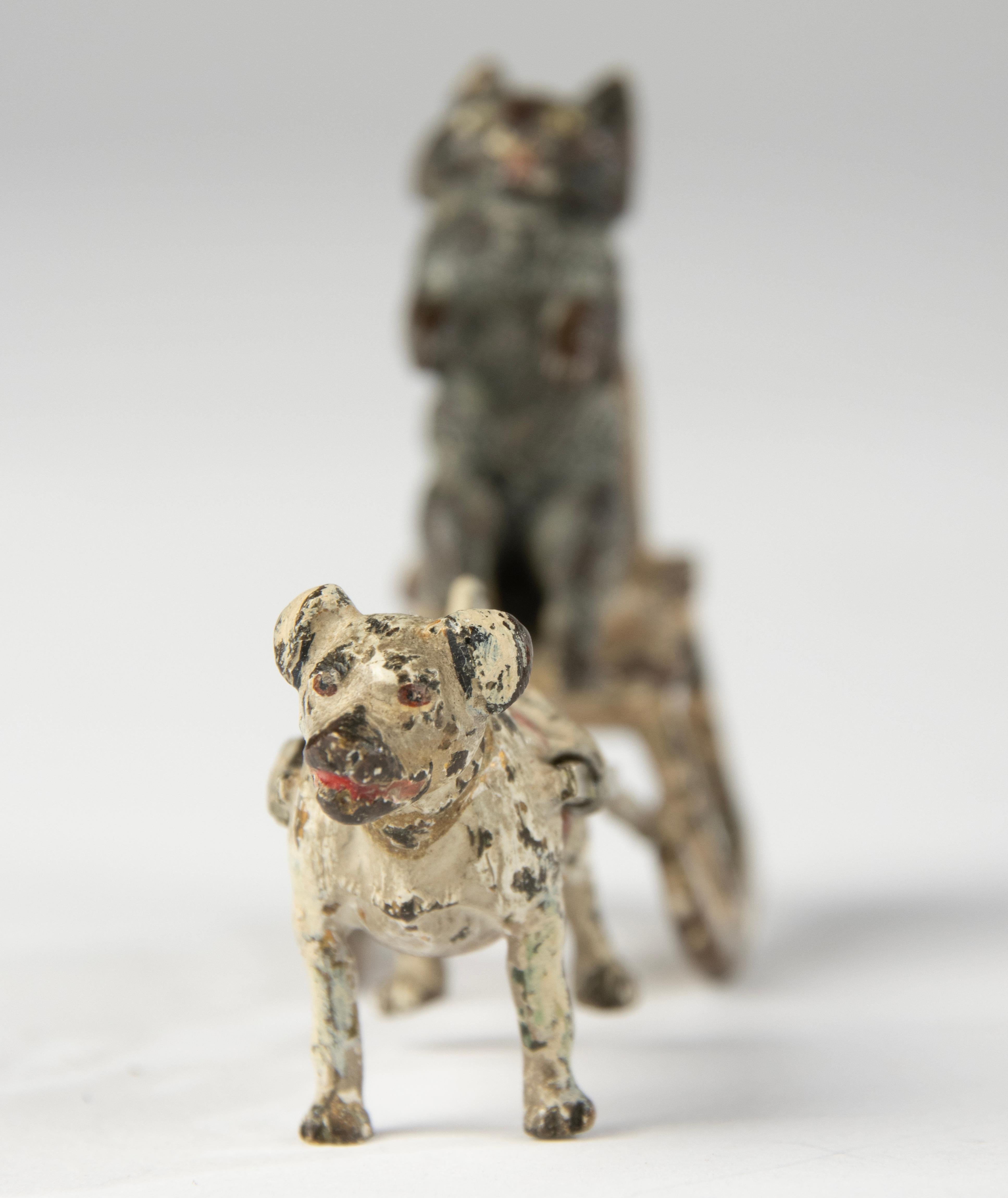 Peint à la main Figurine de la fin du 19e siècle - Vienna Bronze - peinte à froid - Chien et chat sur un traîneau en vente