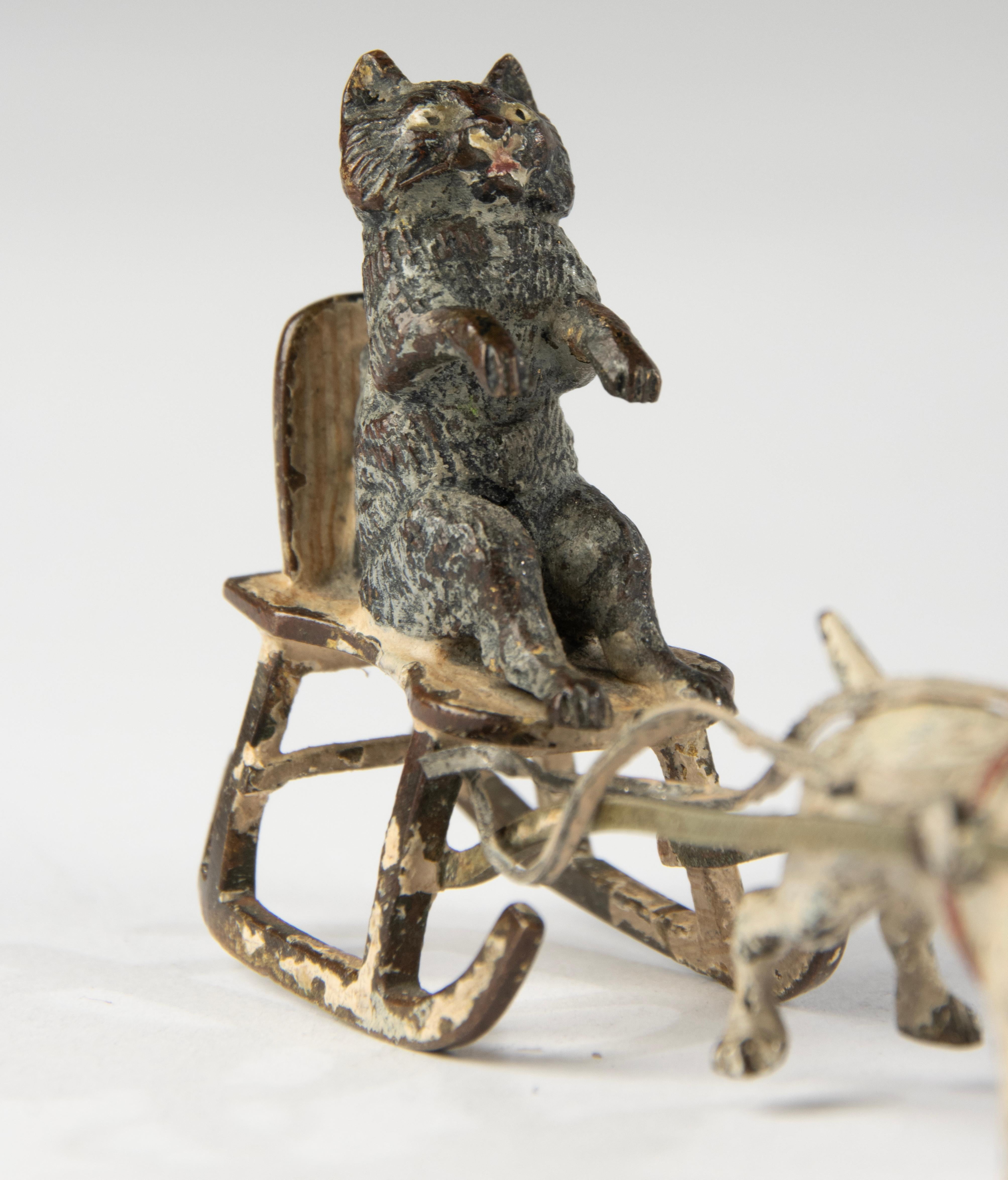 Figurine de la fin du 19e siècle - Vienna Bronze - peinte à froid - Chien et chat sur un traîneau Bon état - En vente à Casteren, Noord-Brabant