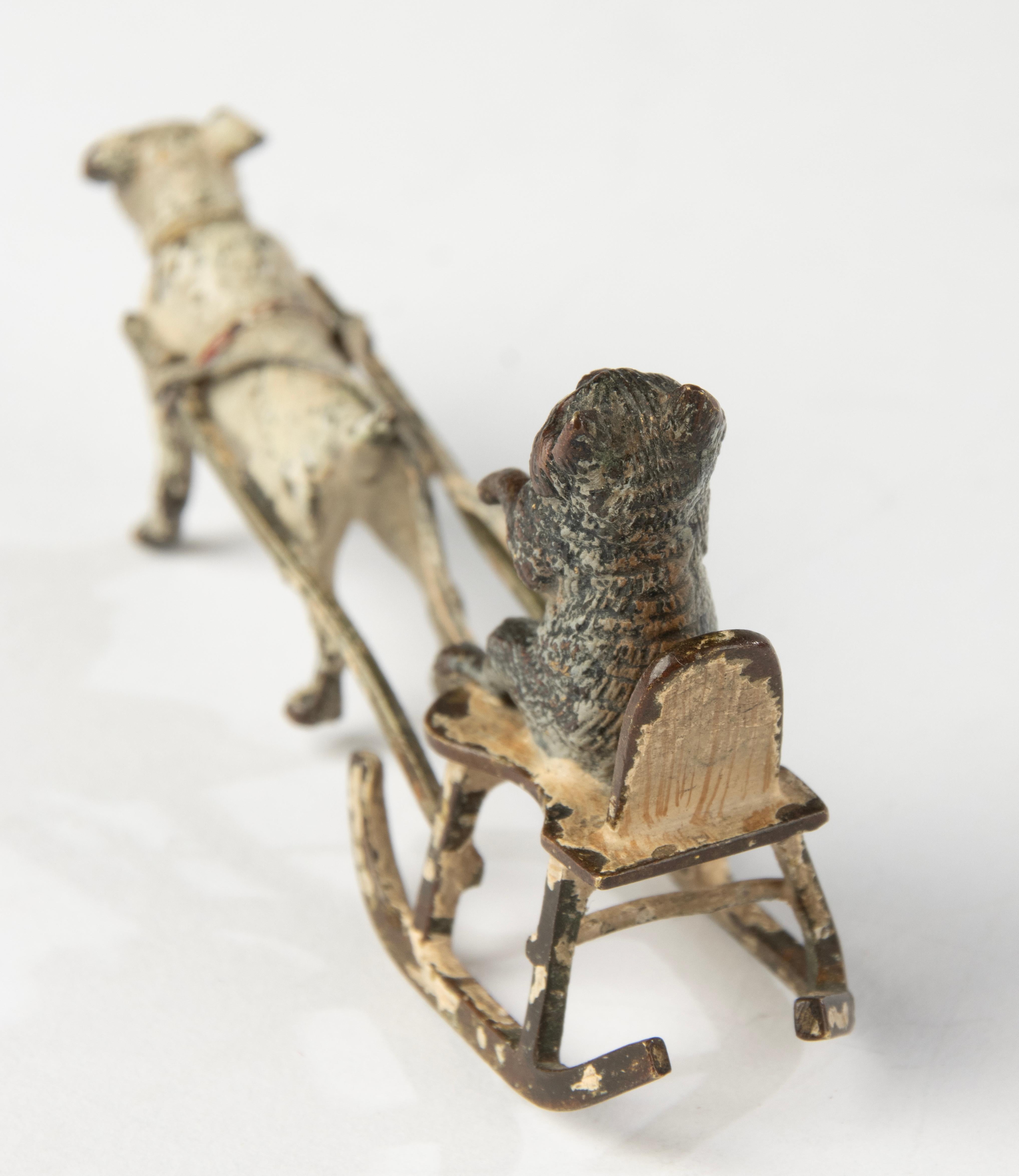 Fin du XIXe siècle Figurine de la fin du 19e siècle - Vienna Bronze - peinte à froid - Chien et chat sur un traîneau en vente