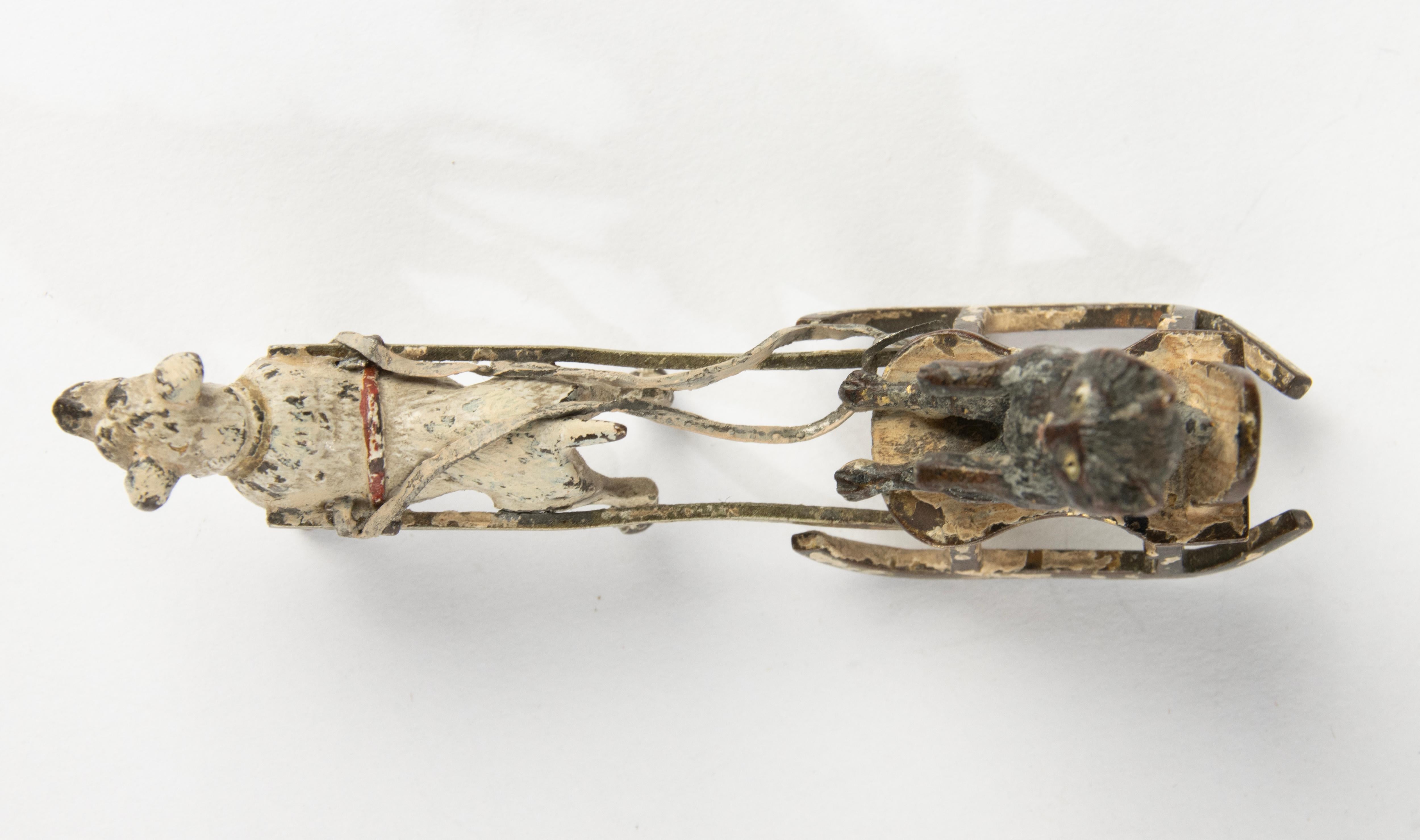 Figurine de la fin du 19e siècle - Vienna Bronze - peinte à froid - Chien et chat sur un traîneau en vente 1