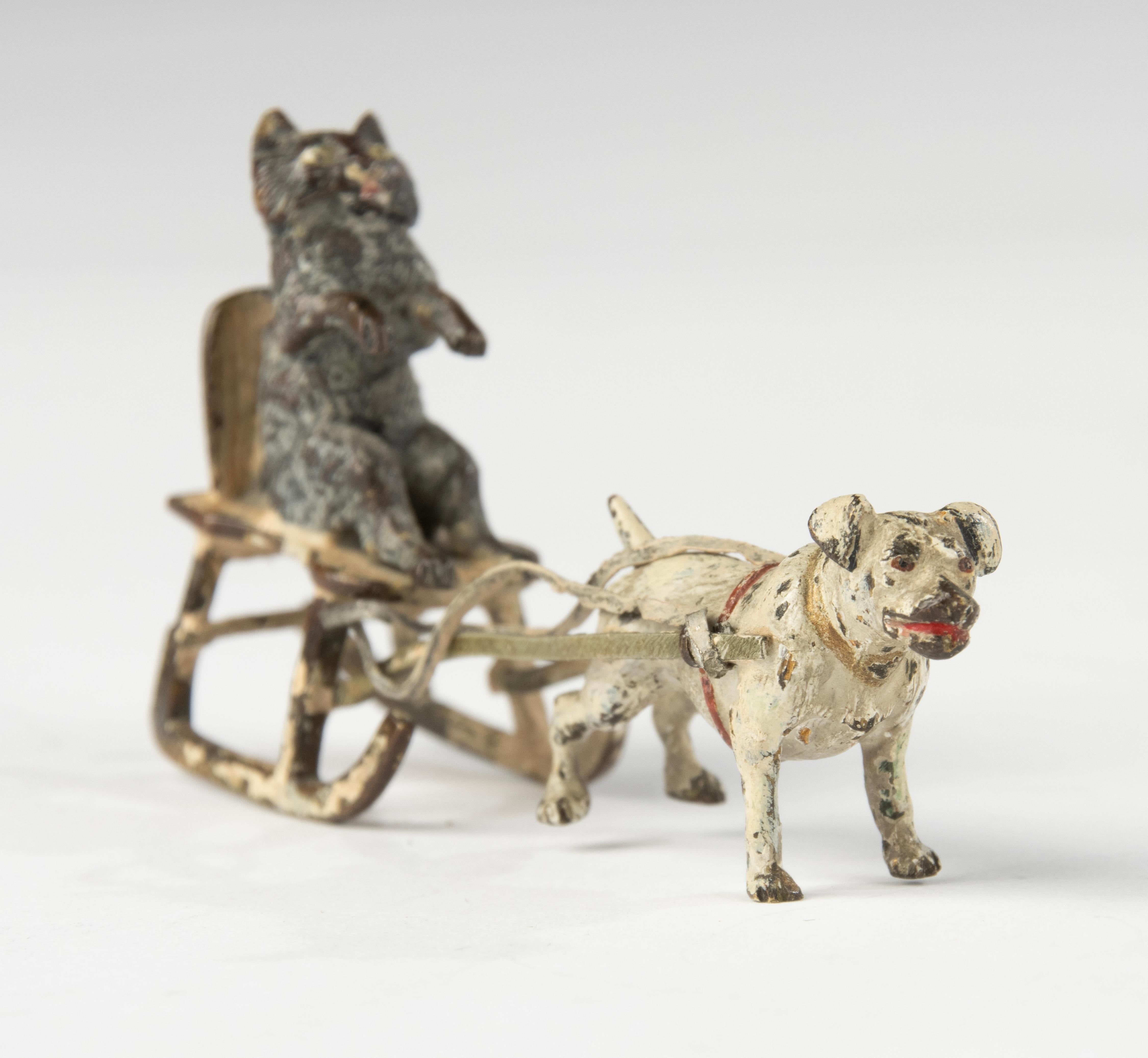Figurine de la fin du 19e siècle - Vienna Bronze - peinte à froid - Chien et chat sur un traîneau en vente 2