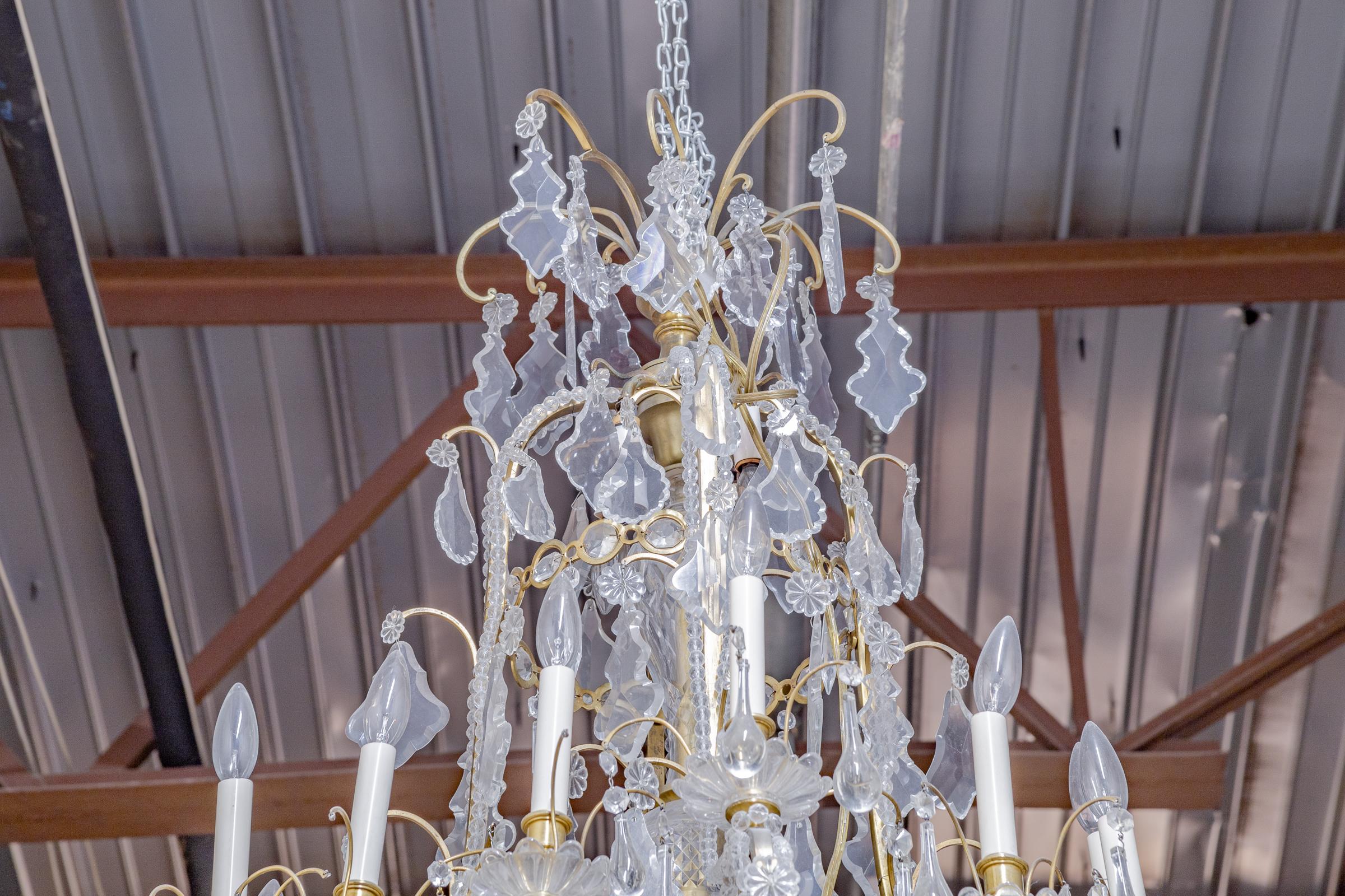 Dorato Lampadario in cristallo tagliato e bronzo dorato Luigi XVI della fine del XIX secolo in vendita