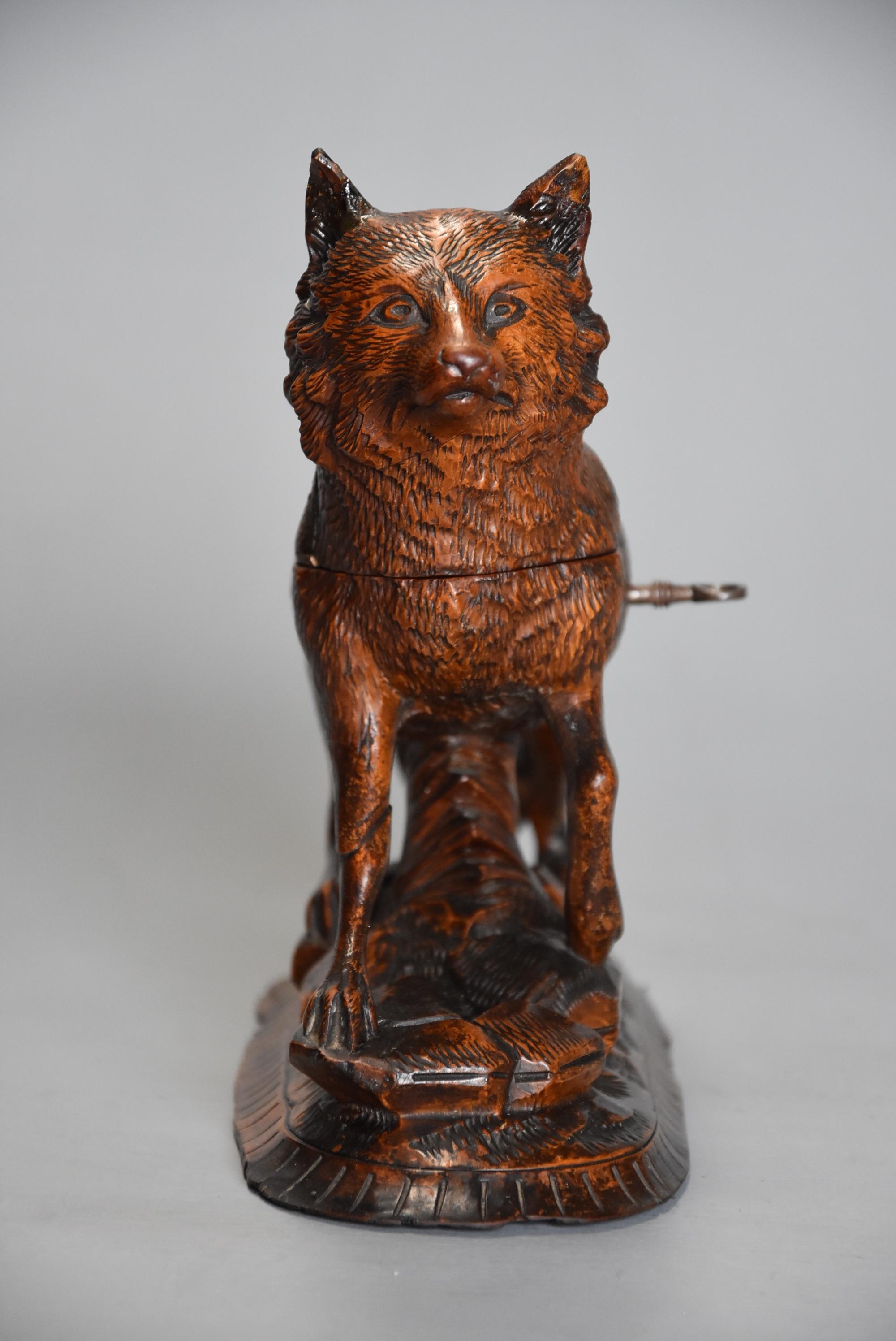 XIXe siècle Coffret en bois de tilleul finement sculpté de la Forêt-Noire avec renard de la fin du 19ème siècle