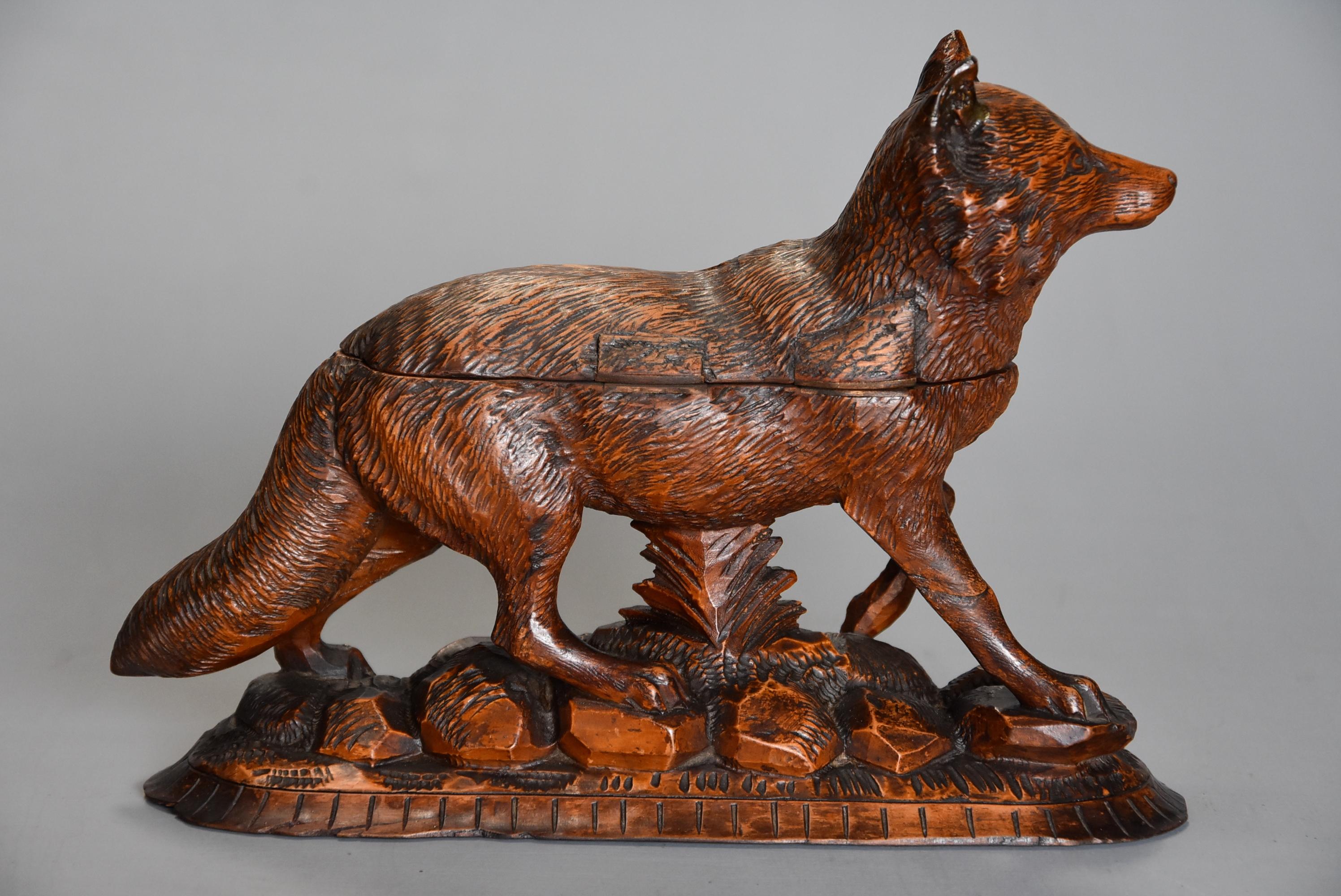 Late 19th Century Finely Carved Linden Wood Black Forest Fox Casket 2