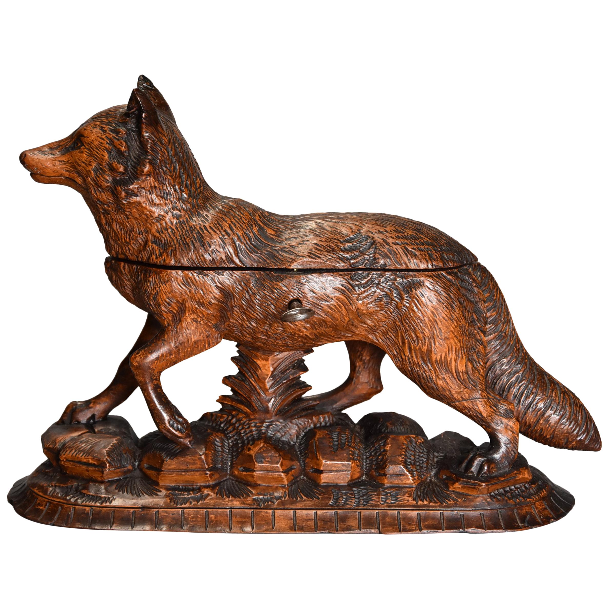 Coffret en bois de tilleul finement sculpté de la Forêt-Noire avec renard de la fin du 19ème siècle