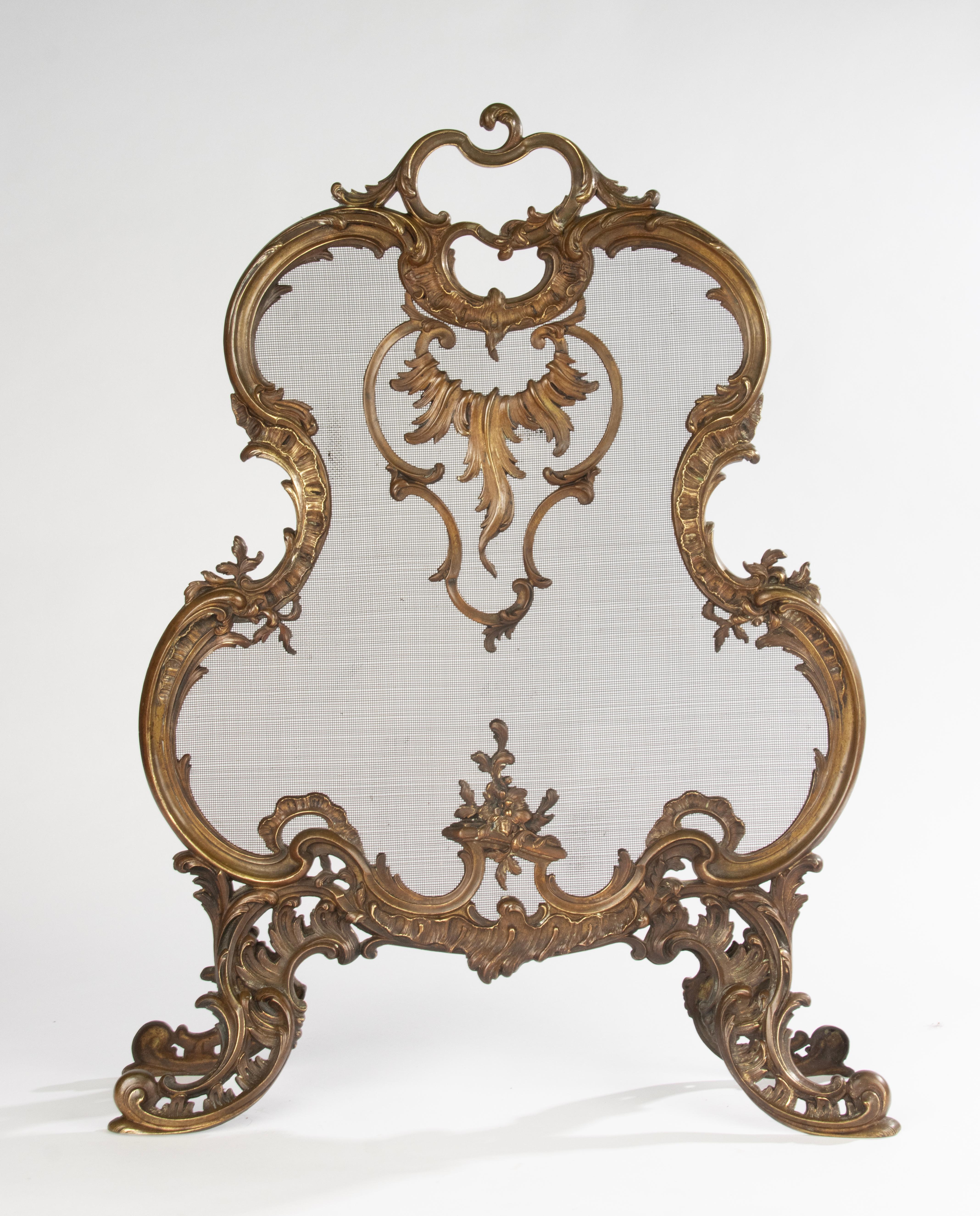 Ein schöner antiker französischer Kaminschirm aus der Zeit von ca. 1870-1880. Dieses aus Bronze gefertigte Stück mit wunderschön gealterter Patina weist ein elegantes Rokoko-Design mit fein gegossenen Schnörkeln und blattförmigen Details auf. Der