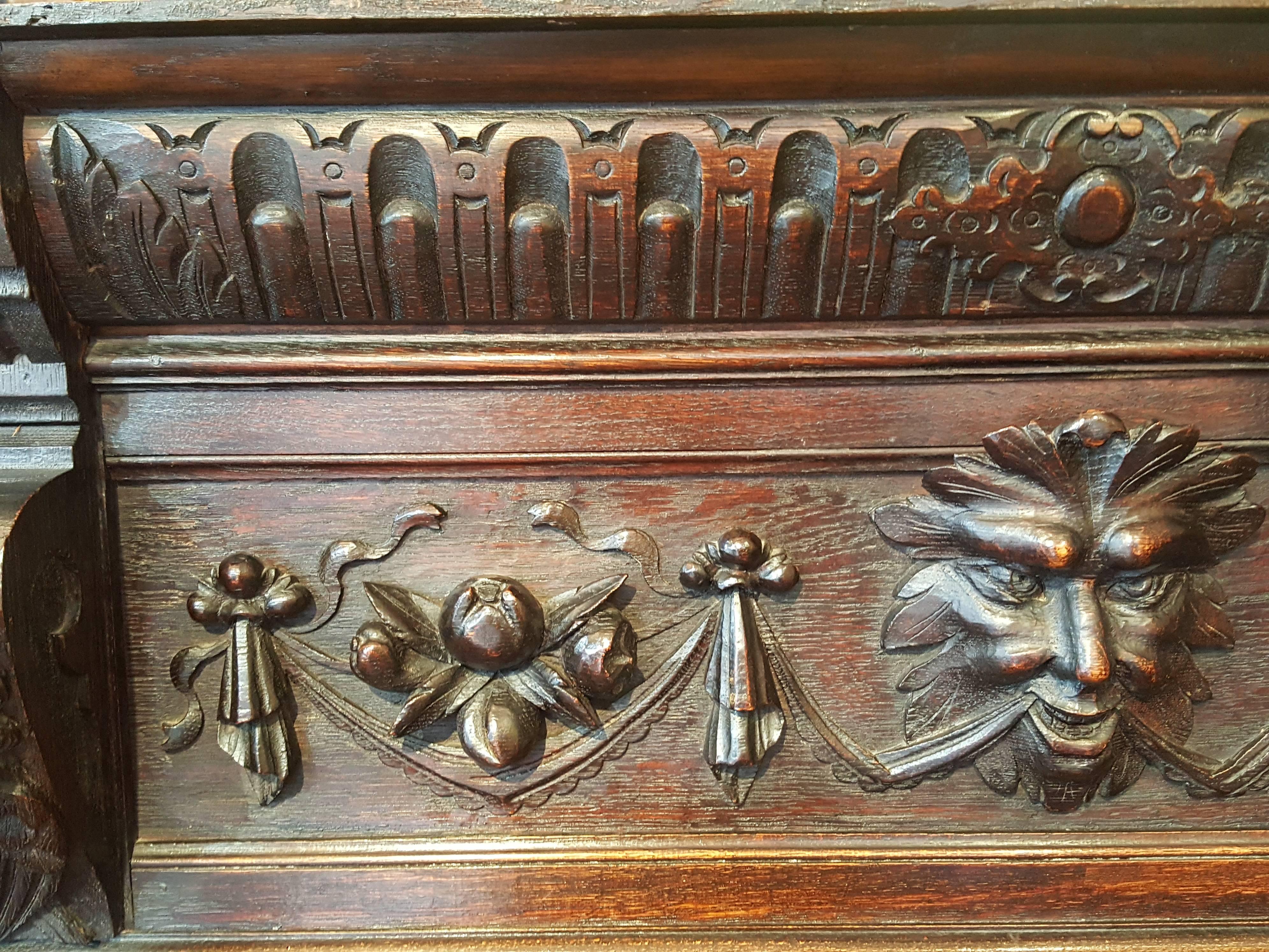 Late 19th century Flemish carved oak corner display cabinet, enclosed by a pair of leaded multicolored glazed doors
Measure: 43