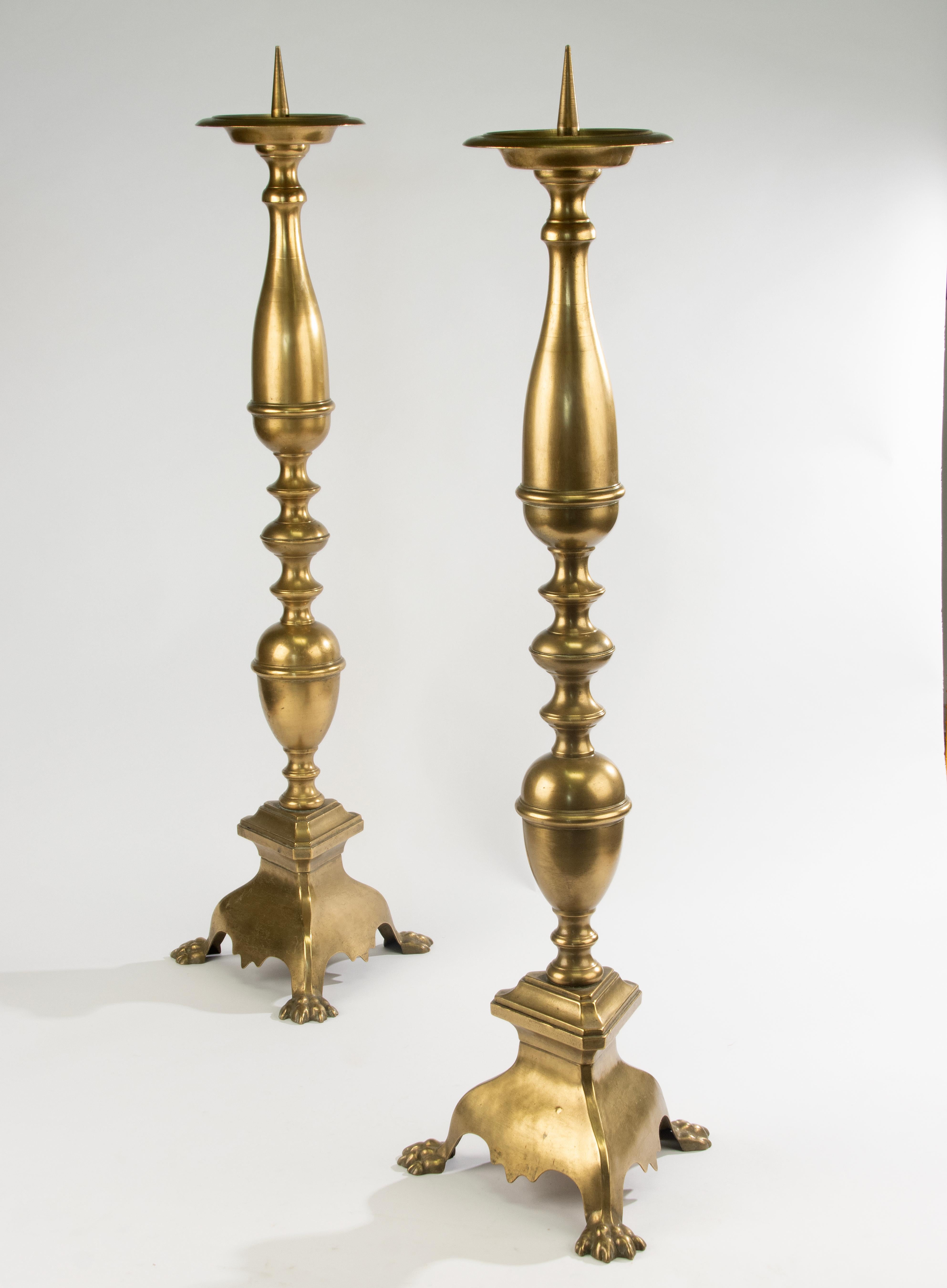 Candelieri da terra della fine del XIX secolo - Stile Luigi XIII - Ottone - Altezza 100 cm in vendita 6