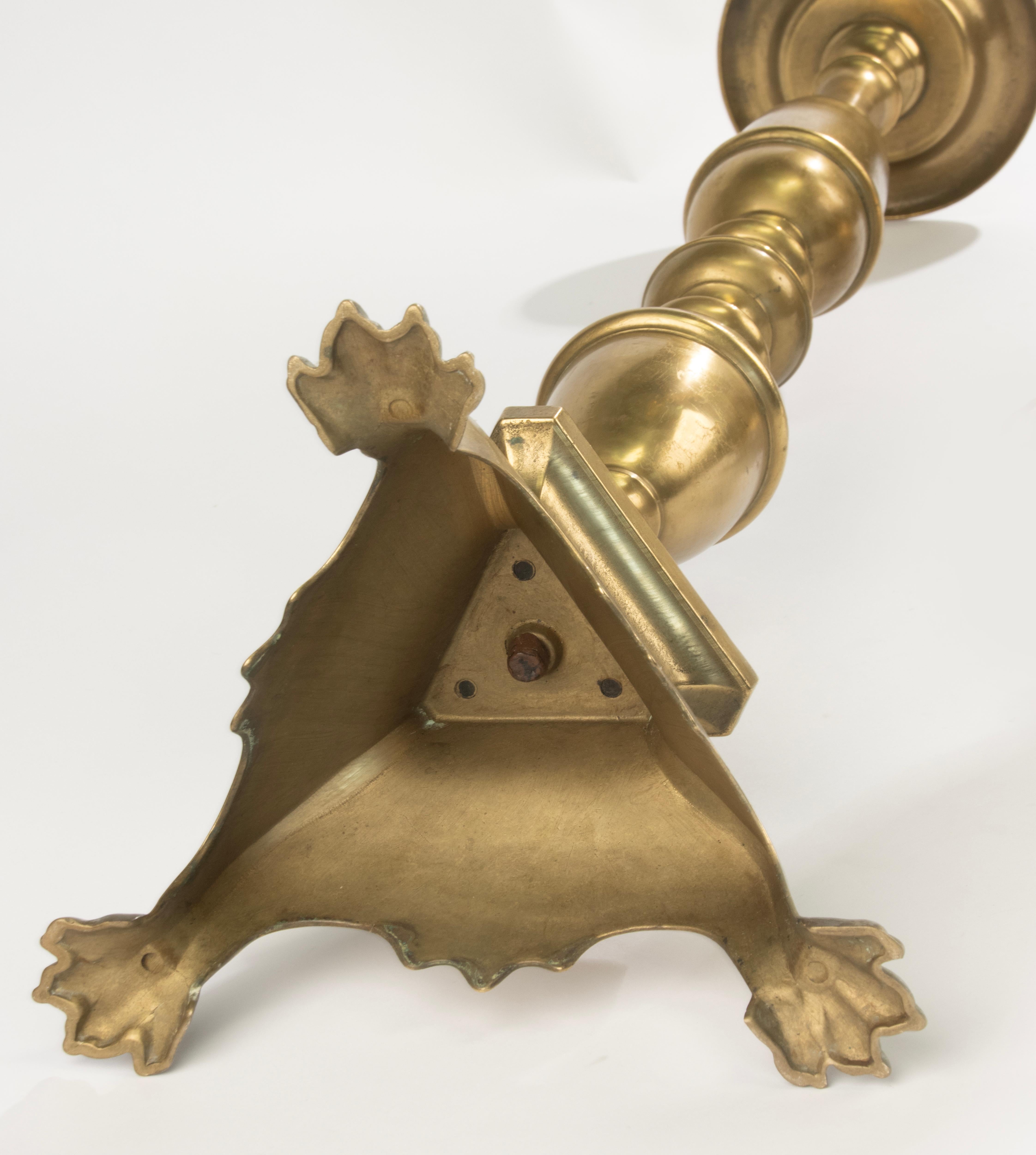 Candelieri da terra della fine del XIX secolo - Stile Luigi XIII - Ottone - Altezza 100 cm in vendita 12
