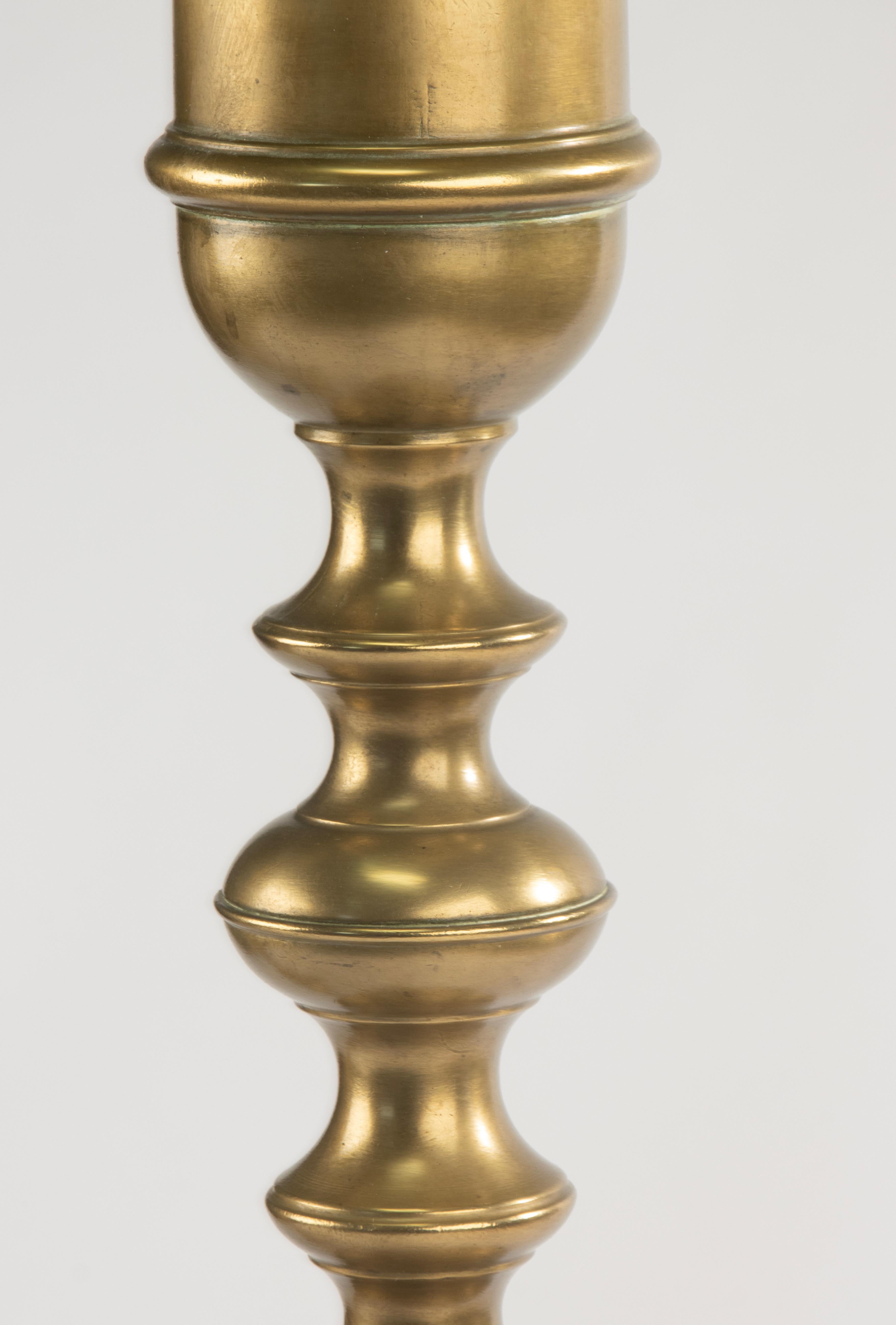 Candelieri da terra della fine del XIX secolo - Stile Luigi XIII - Ottone - Altezza 100 cm in vendita 14