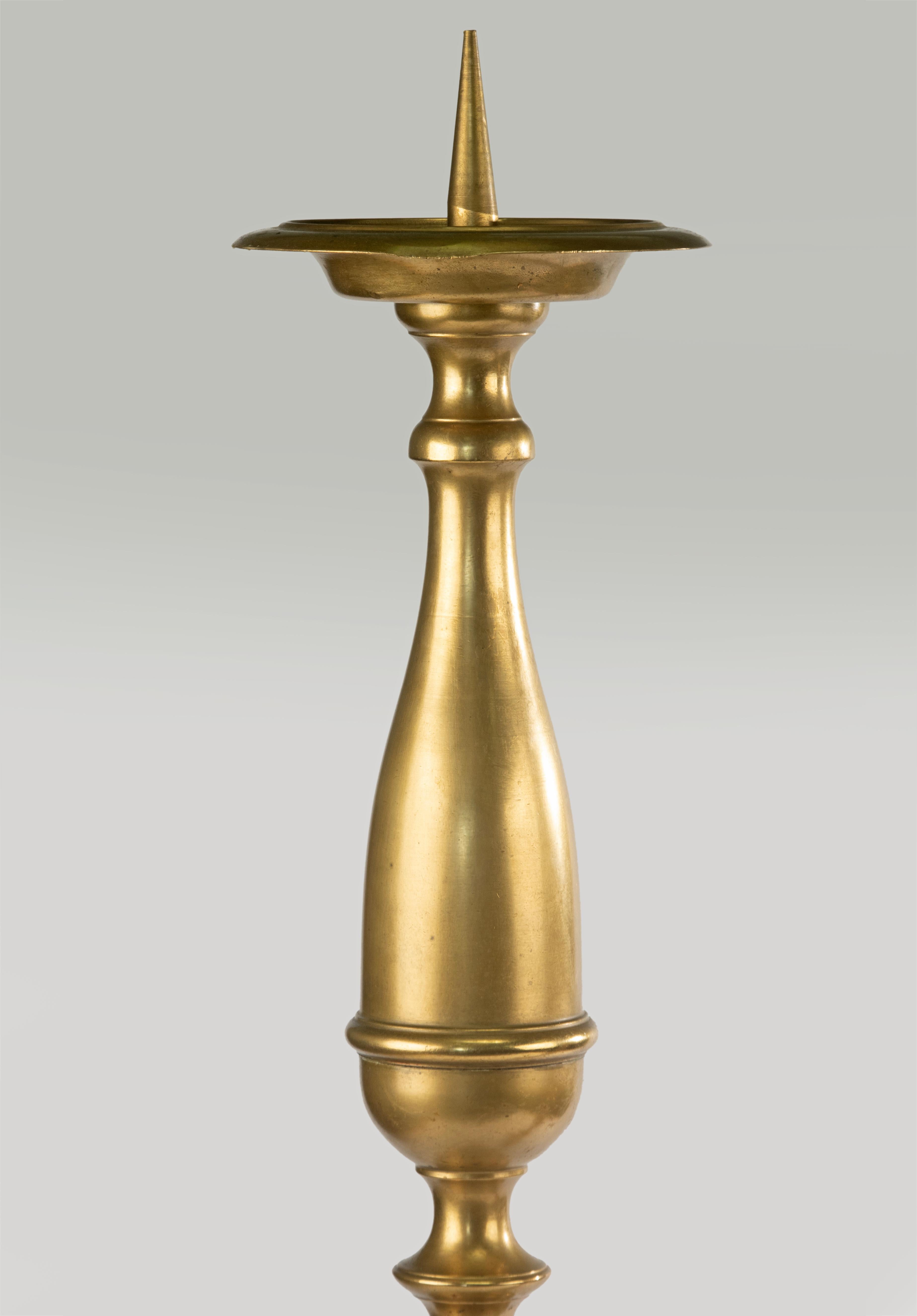 Belga Candelieri da terra della fine del XIX secolo - Stile Luigi XIII - Ottone - Altezza 100 cm in vendita