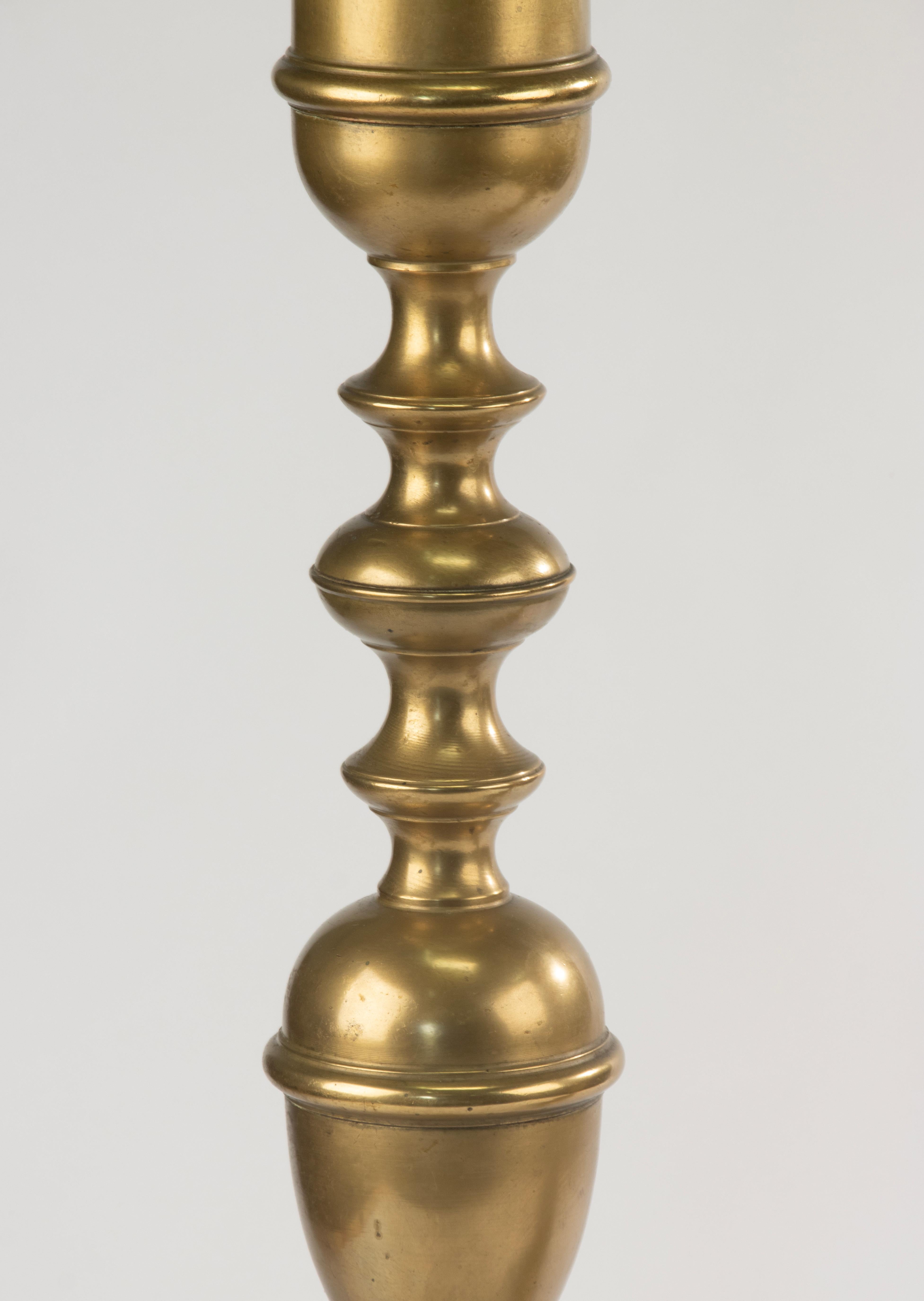 Fine XIX secolo Candelieri da terra della fine del XIX secolo - Stile Luigi XIII - Ottone - Altezza 100 cm in vendita