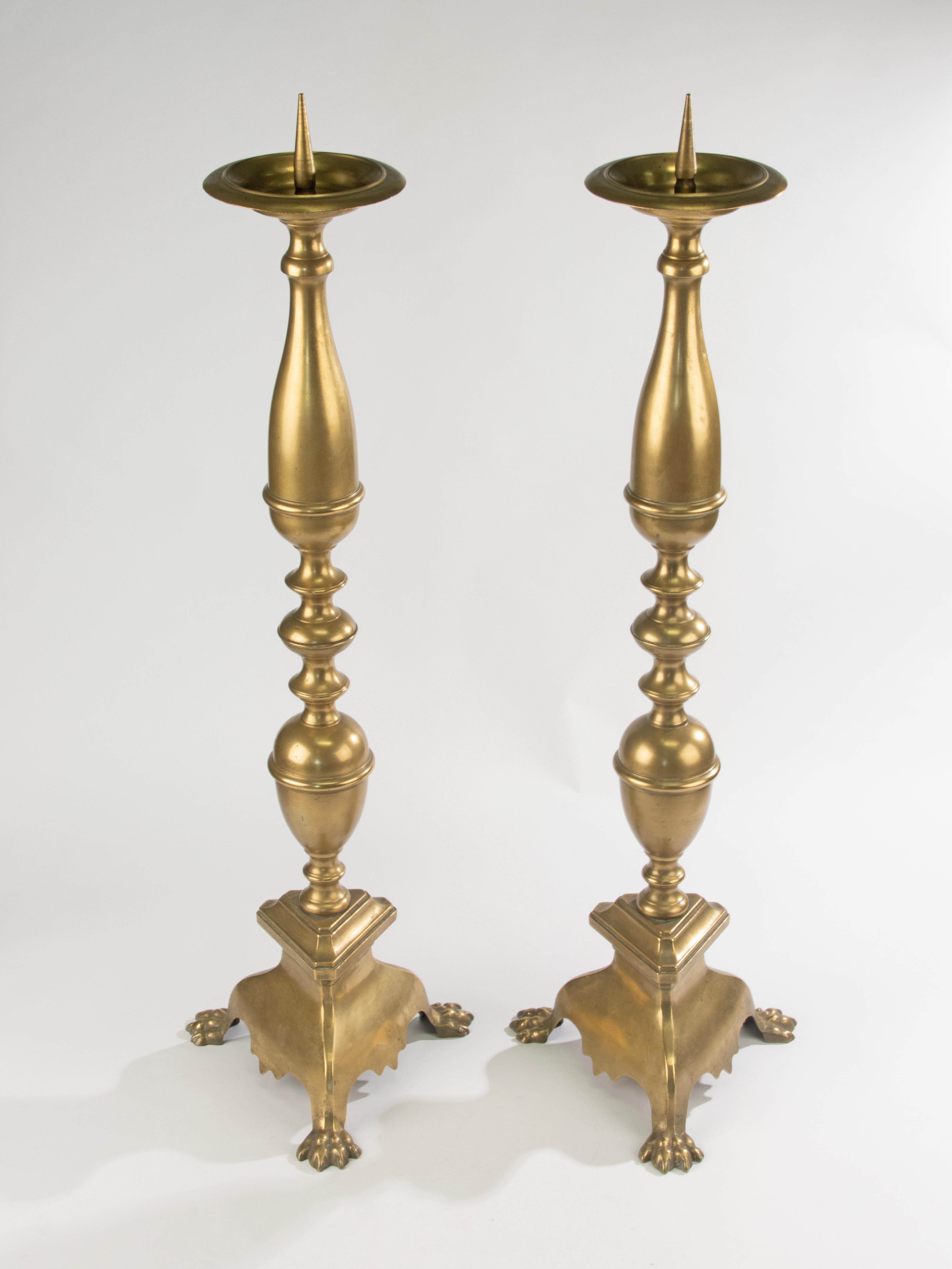 Candelieri da terra della fine del XIX secolo - Stile Luigi XIII - Ottone - Altezza 100 cm in vendita 1