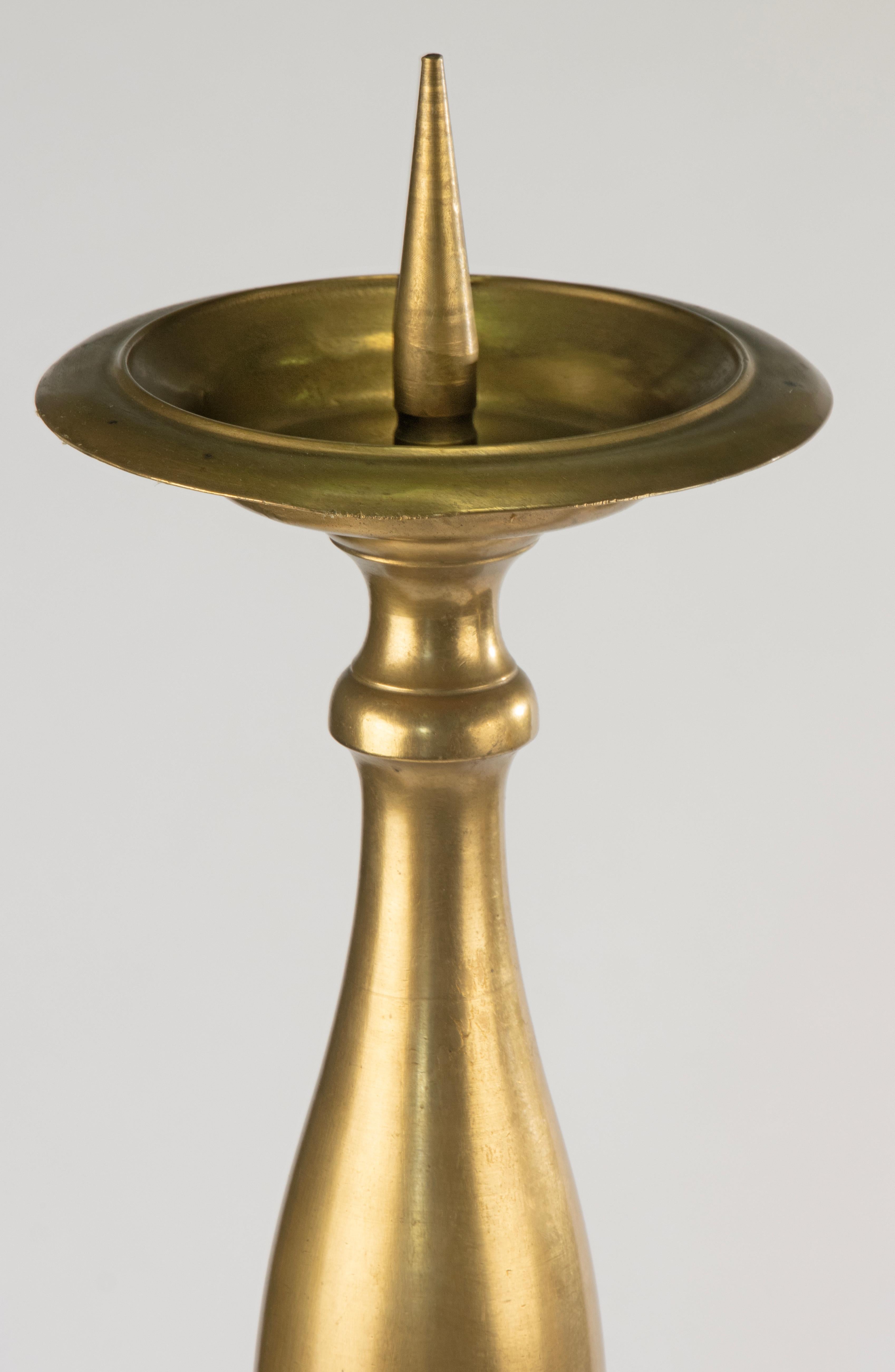 Candelieri da terra della fine del XIX secolo - Stile Luigi XIII - Ottone - Altezza 100 cm in vendita 4