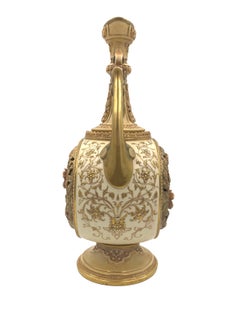 Vaso in porcellana Royal Worcester con decorazioni floreali dorate della fine del XIX secolo