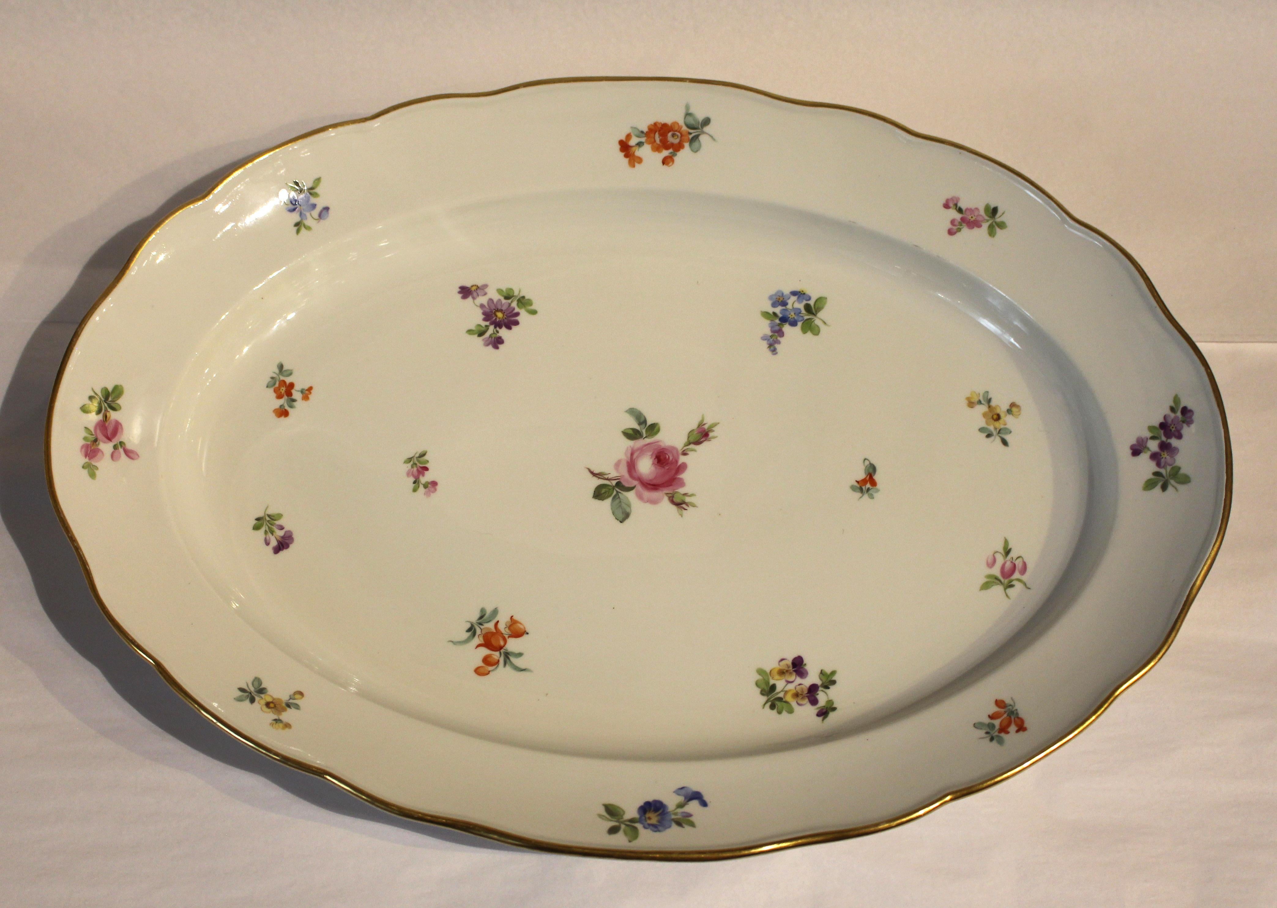 Céramique Plat ovale Meissen à fleurs de la fin du 19e siècle en vente