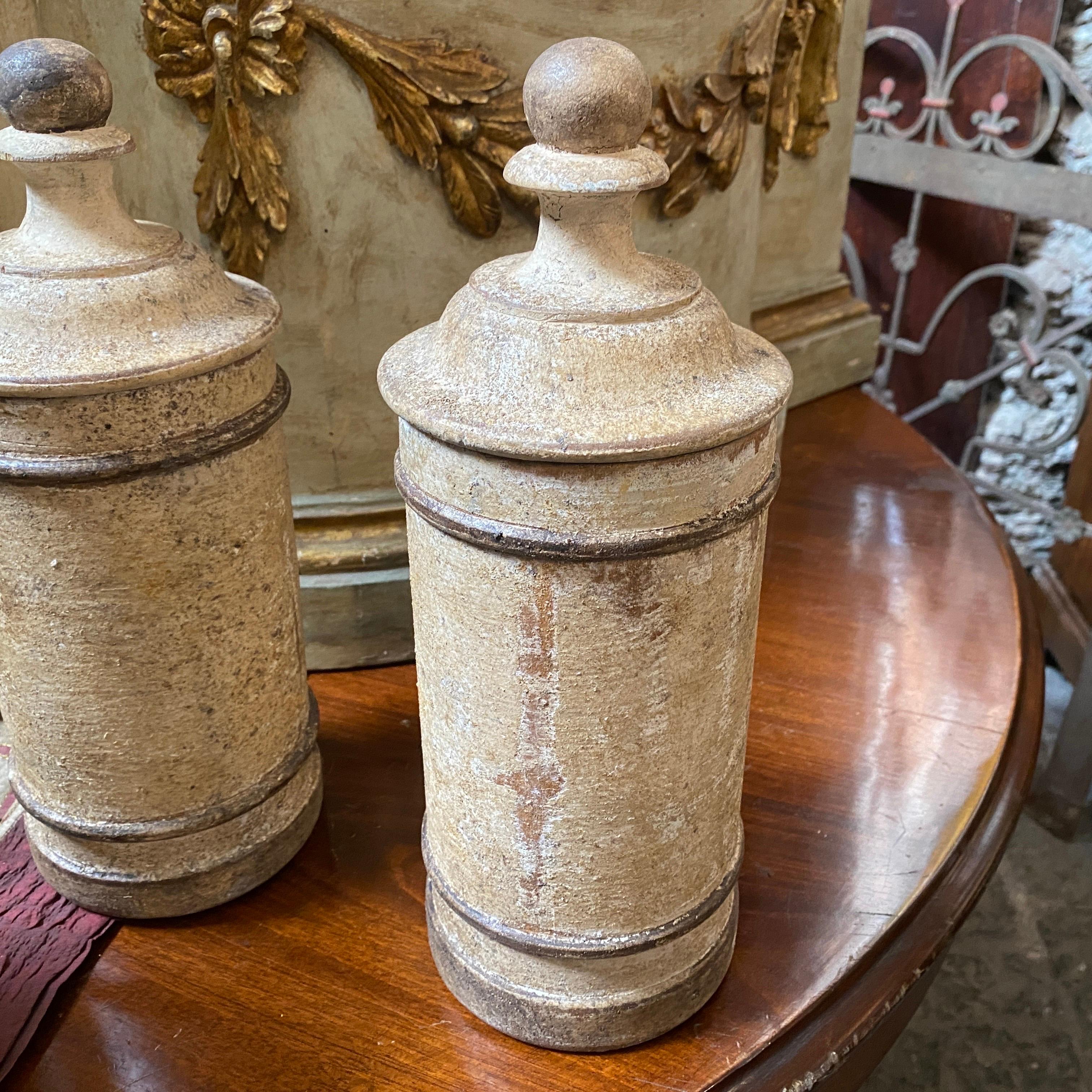 Trois pots d'apothicaire fabriqués et laqués à la main à Florence à la fin du 19ème siècle. Ils sont en conditions originales avec des signes d'utilisation et d'âge visibles sur les photos. Ils sont vendus individuellement.