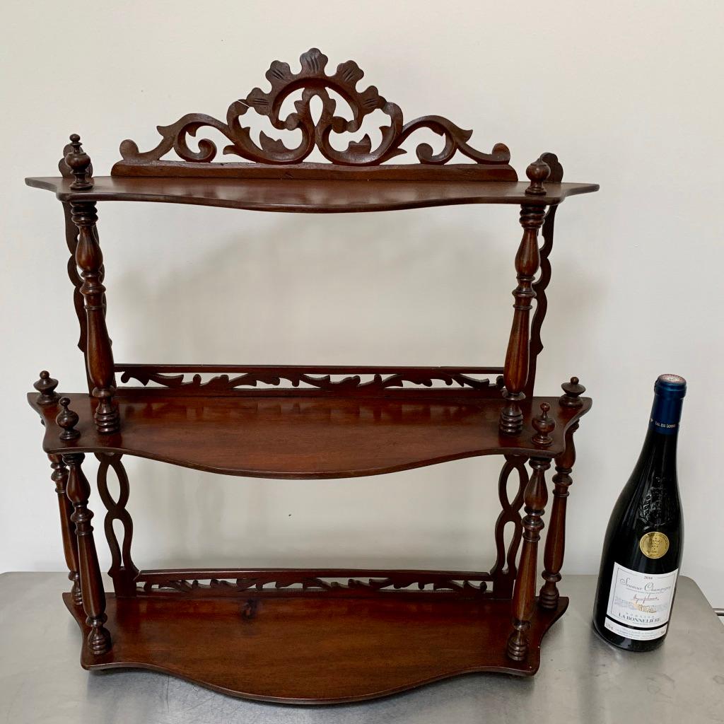 Nice quality and decorative set of freestanding or hanging shelves, made in solid mahogany with 3 shelves.
This set of shelves has a carved cartouche to the top shelf, fretwork carving for the vertical supports and shelf backs, with fine turned