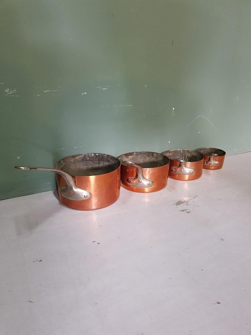Antique 5-piece French copper pan set with tinned interior and chrome handles, all in good but used condition. Originating from the end of the 19th century.

The measurements are,
Diameter 12, 16, 19 and 21 cm/ 4.7, 6.2, 7.4 and 8.2