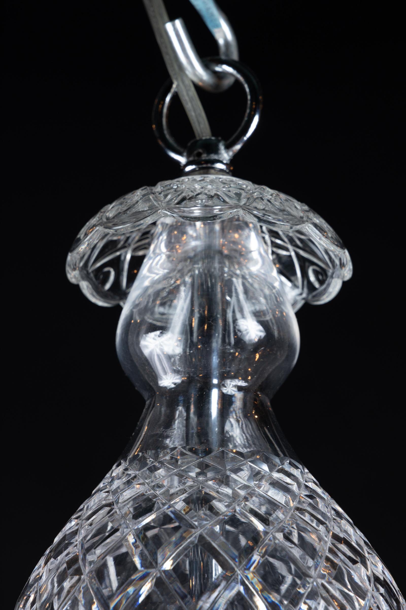 Questo lampadario in cristallo francese risale alla fine del XIX secolo e offre un design unico. Scendendo lungo lo stelo centrale a forma di vaso incontriamo una bellissima ciotola di cristallo dai motivi semplici da cui emergono due livelli di