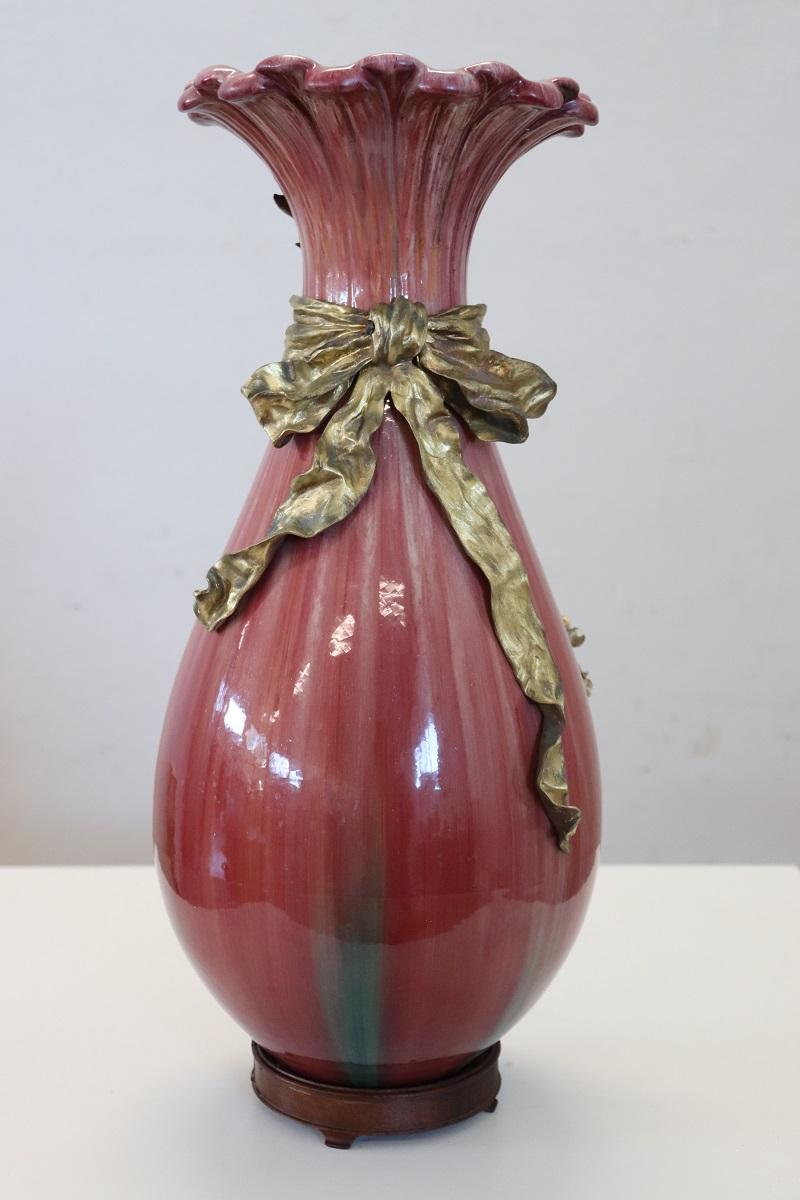 Wir präsentieren diese prächtige, hohe Vase aus dem späten 19. Jahrhundert in Frankreich. Die Vase besteht aus polychrom glasierter Keramik. Die bezaubernde rosa Farbe weist zarte türkisfarbene Nuancen auf. Raffinierte, fein ziselierte