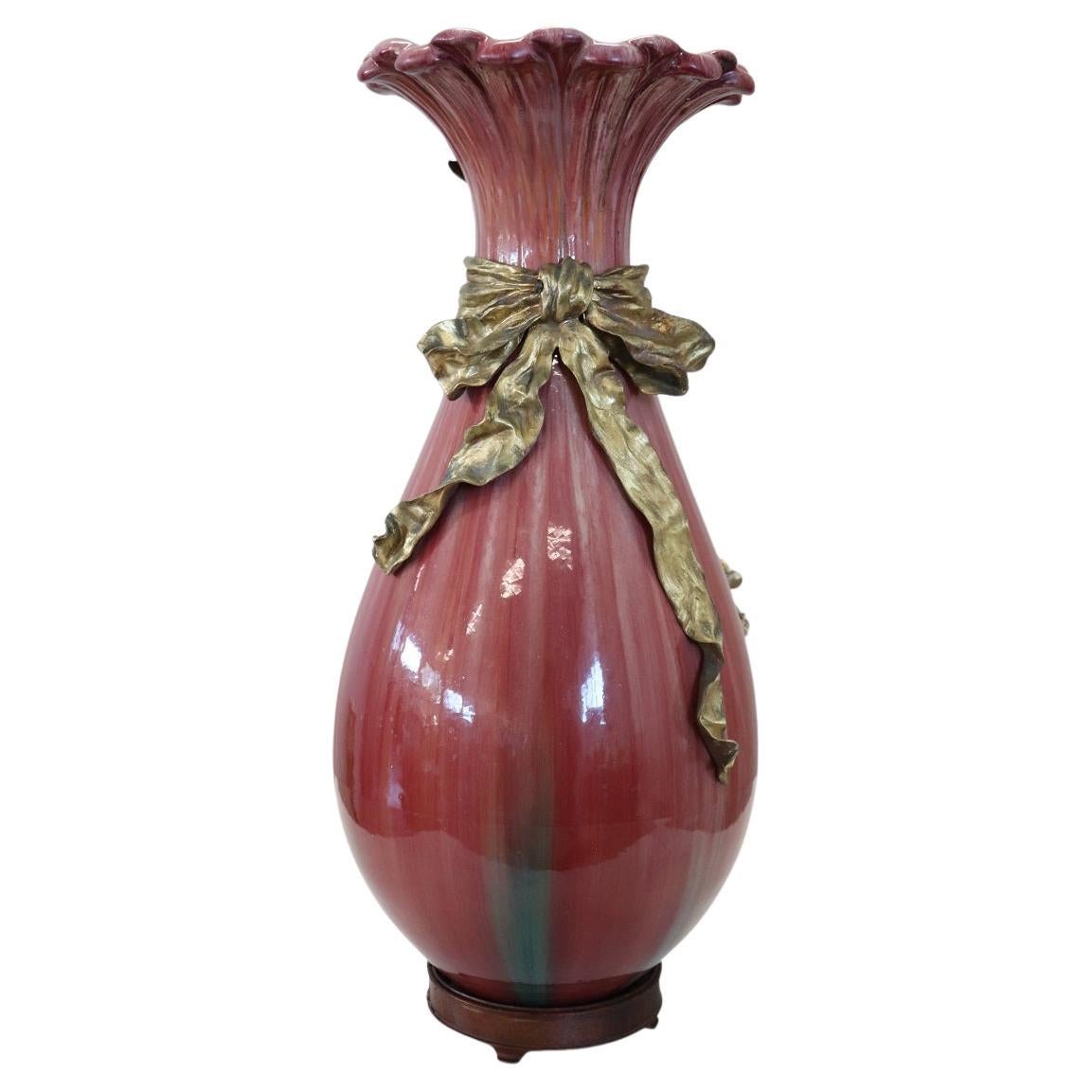 Vaso in ceramica antica francese della fine del XIX secolo con decorazioni in bronzo