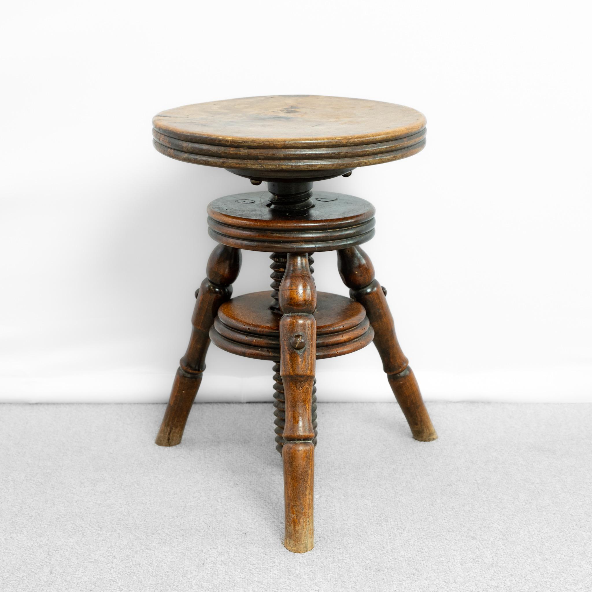 Antique Elm Piano Stool.
Adjustable height , great soft wear and colour.

Francia, circa 1900.

Height - 44 cm - 60 cm
Seat Diameter - 31 cm

Per favore, scrivete un messaggio se avete bisogno di ulteriori informazioni o foto. 
SPEDIZIONE
QUESTO