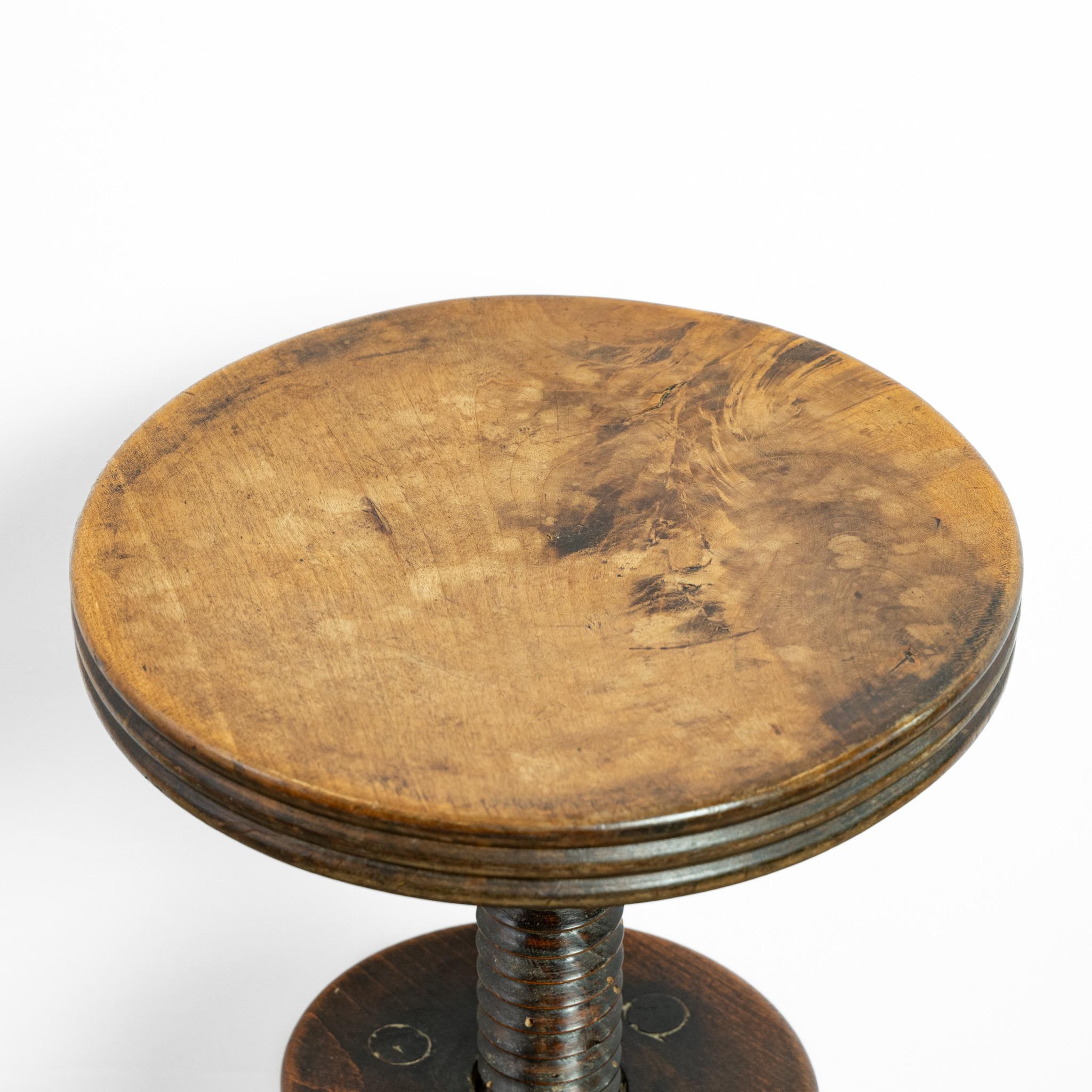 Francese Sgabello per pianoforte in olmo antico francese della fine del XIX secolo in vendita