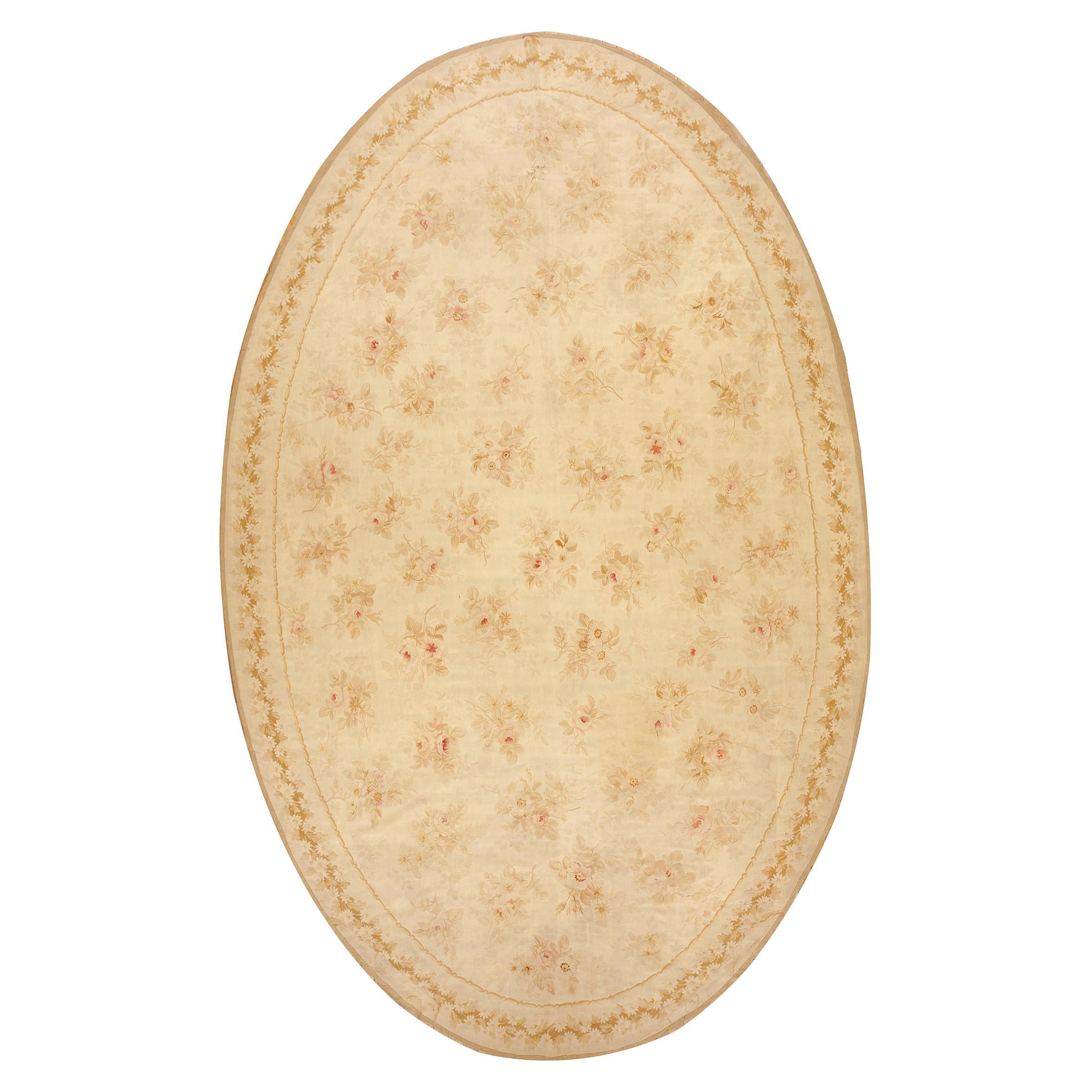 Tapis d'Aubusson de la fin du 19ème siècle ( 8' 4'' x 13' 4'' - 255 x 405 ) en vente