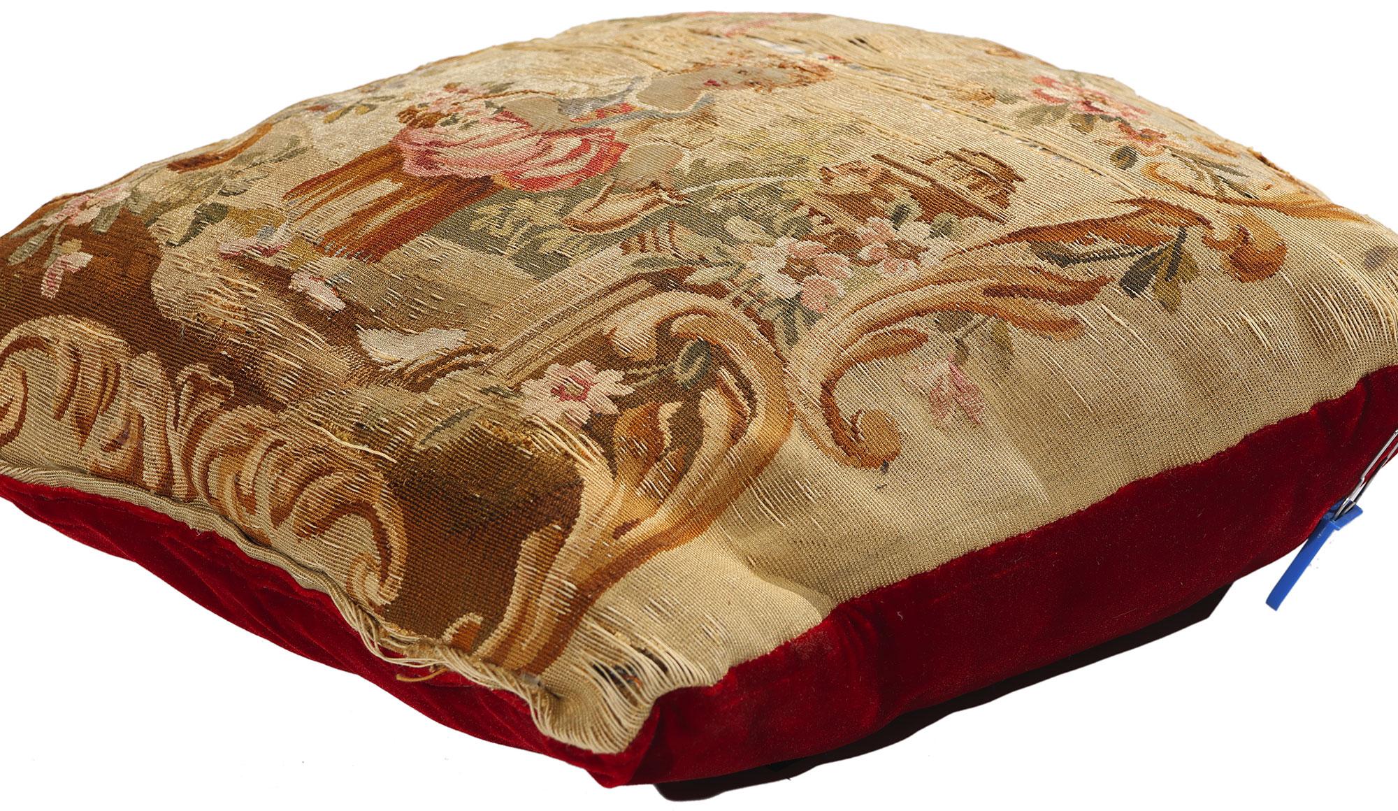 79198 Coussin en tapisserie d'Aubusson de la fin du 19e siècle, 01'04 x 01'05 x 00'05. Comme un souvenir chuchoté d'un rêve pastoral, ce coussin en tapisserie d'Aubusson en laine française tissée à la main, datant de la fin du XIXe siècle, évoque la
