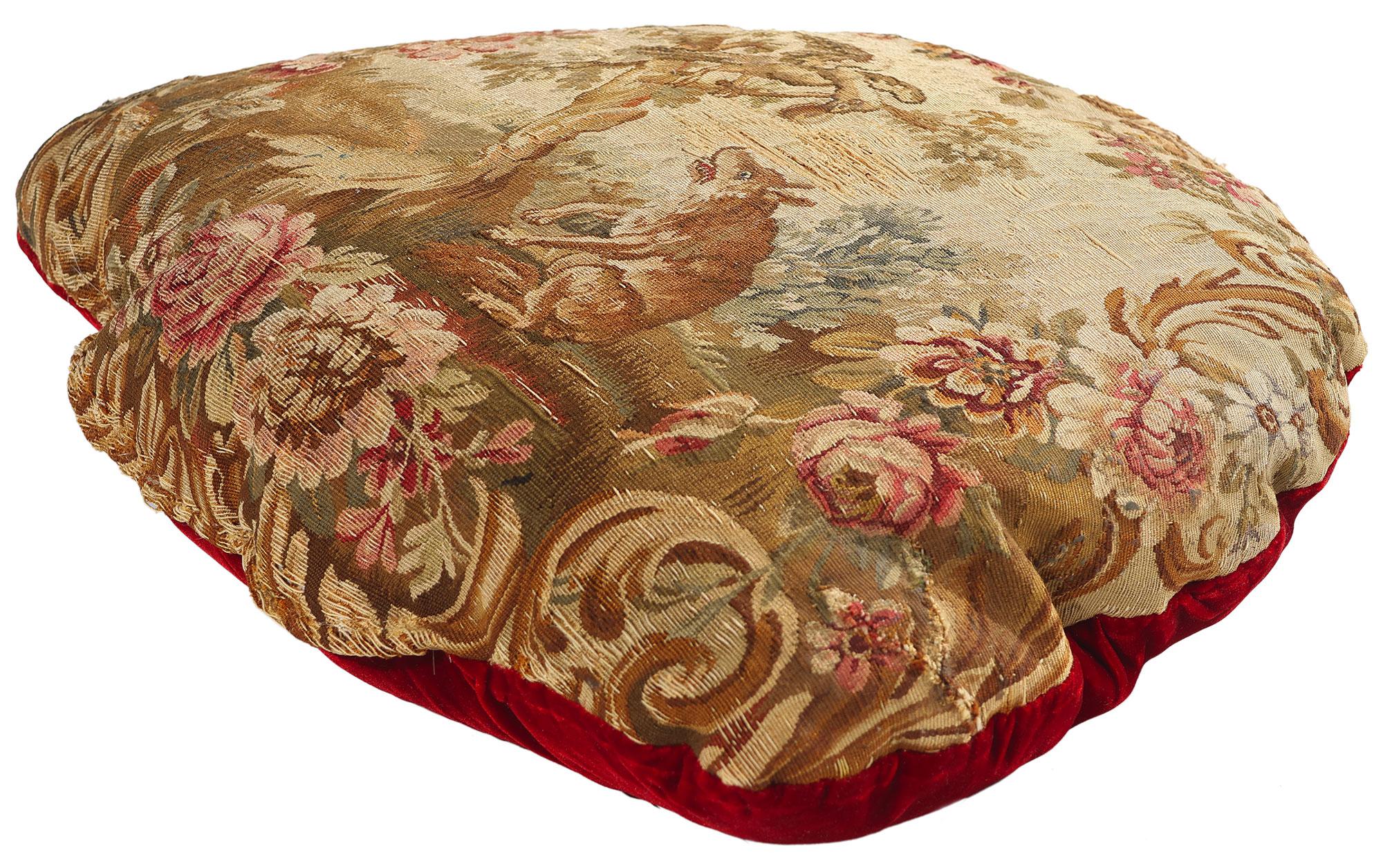 79199 Coussin en tapisserie d'Aubusson de la fin du 19e siècle, 01'09 x 01'06 x 00'06. Tissé avec des chuchotements d'une grandeur passée, ce coussin en tapisserie d'Aubusson en laine française tissée à la main, datant de la fin du XIXe siècle,