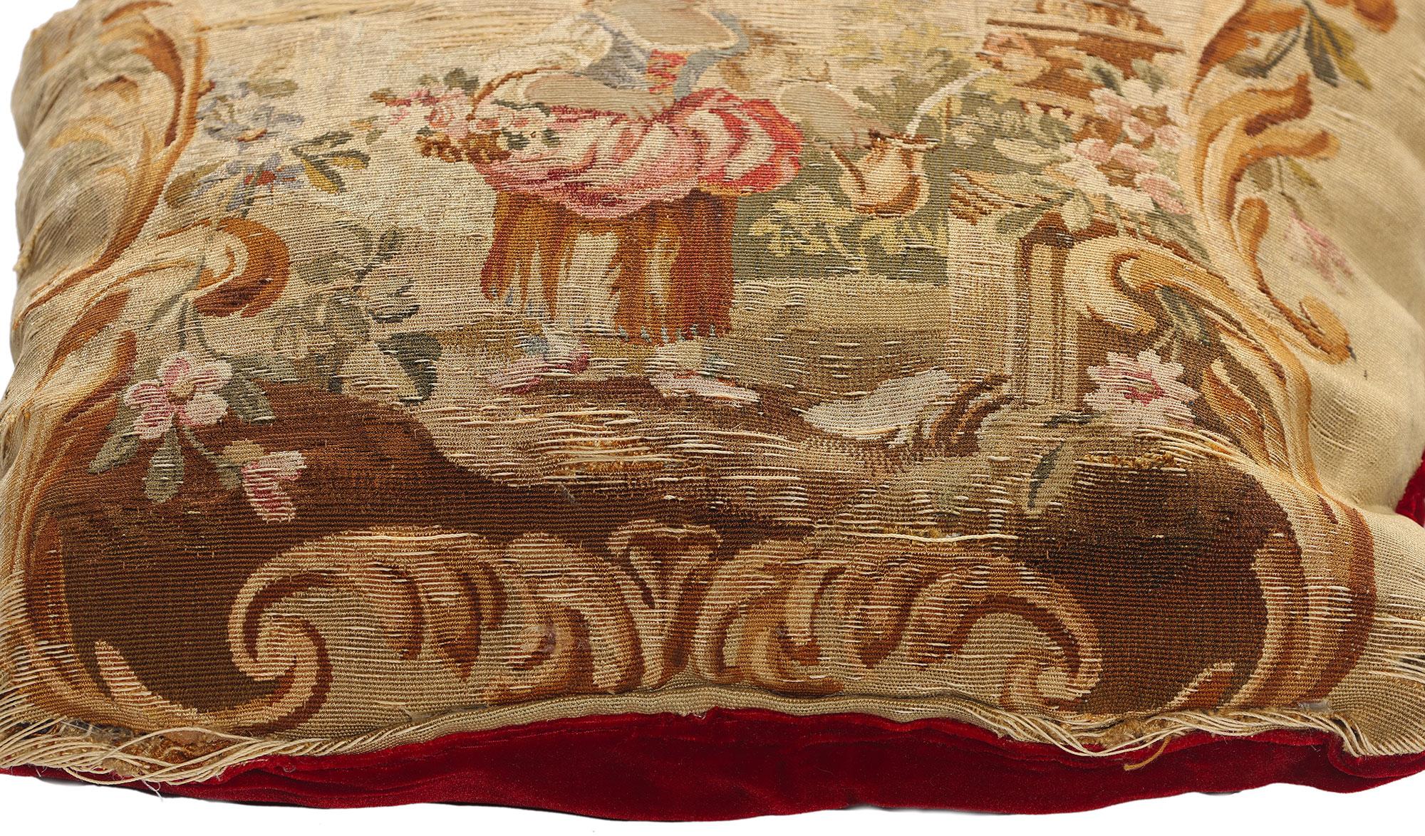 Français Coussin en tapisserie d'Aubusson de la fin du XIXe siècle, de style rococo en vente