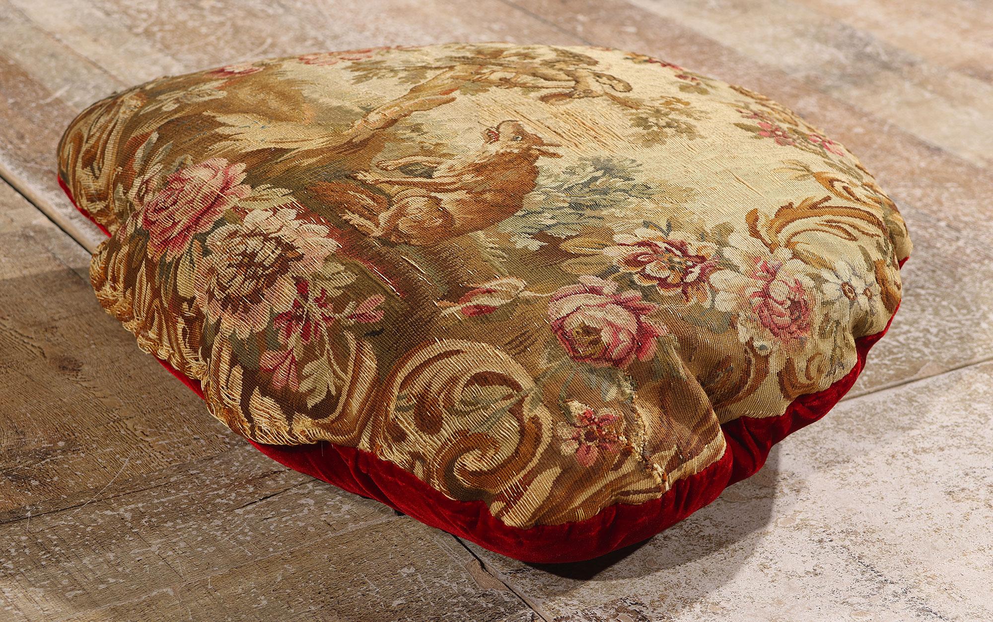 Laine Coussin en tapisserie d'Aubusson de la fin du XIXe siècle, de style rococo en vente