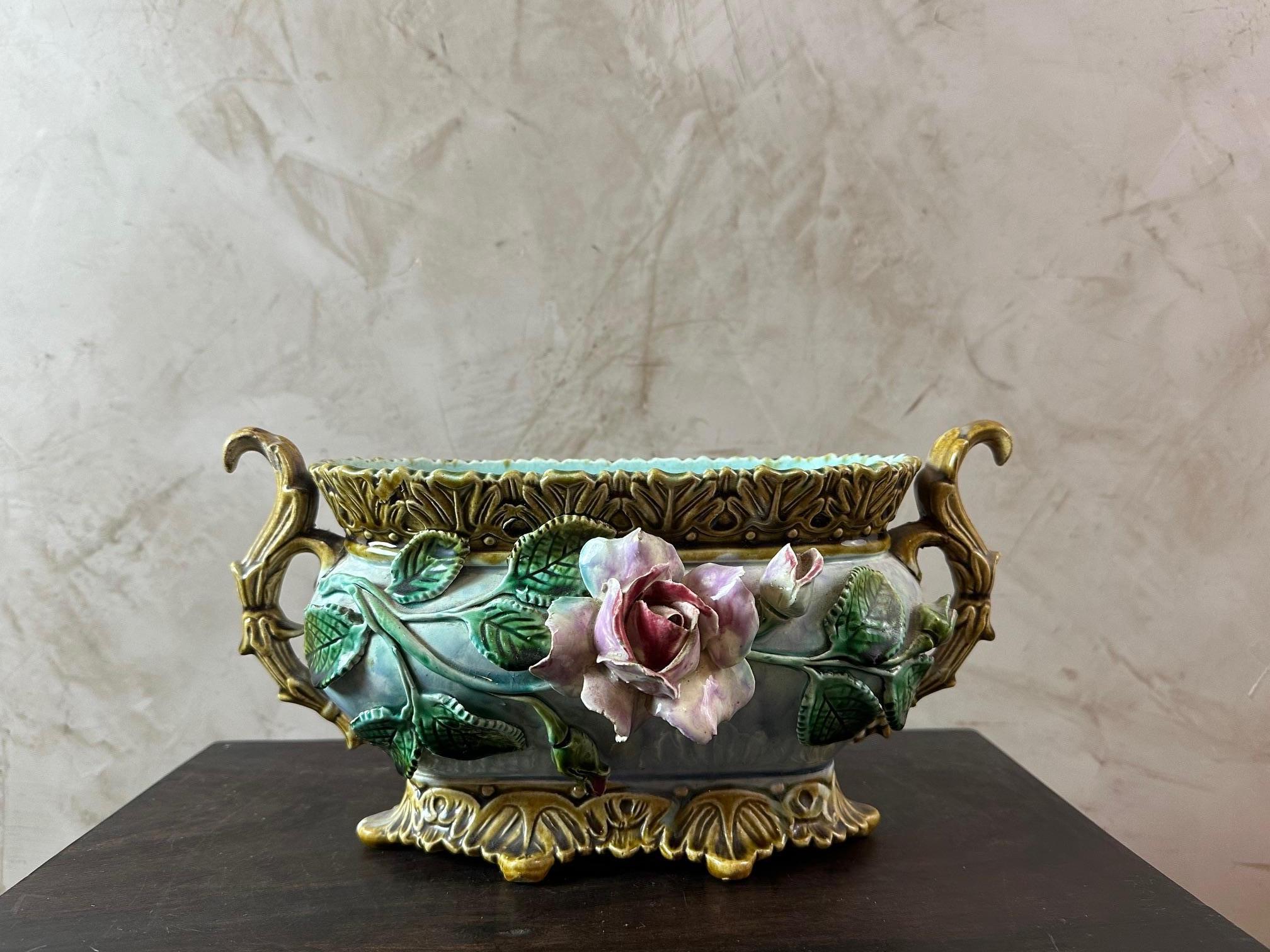 Bellissima fioriera risalente alla fine del XIX secolo.
Bellissima decorazione di fiori in colori pastello. Numerati in basso.
Buona qualità e buone condizioni.