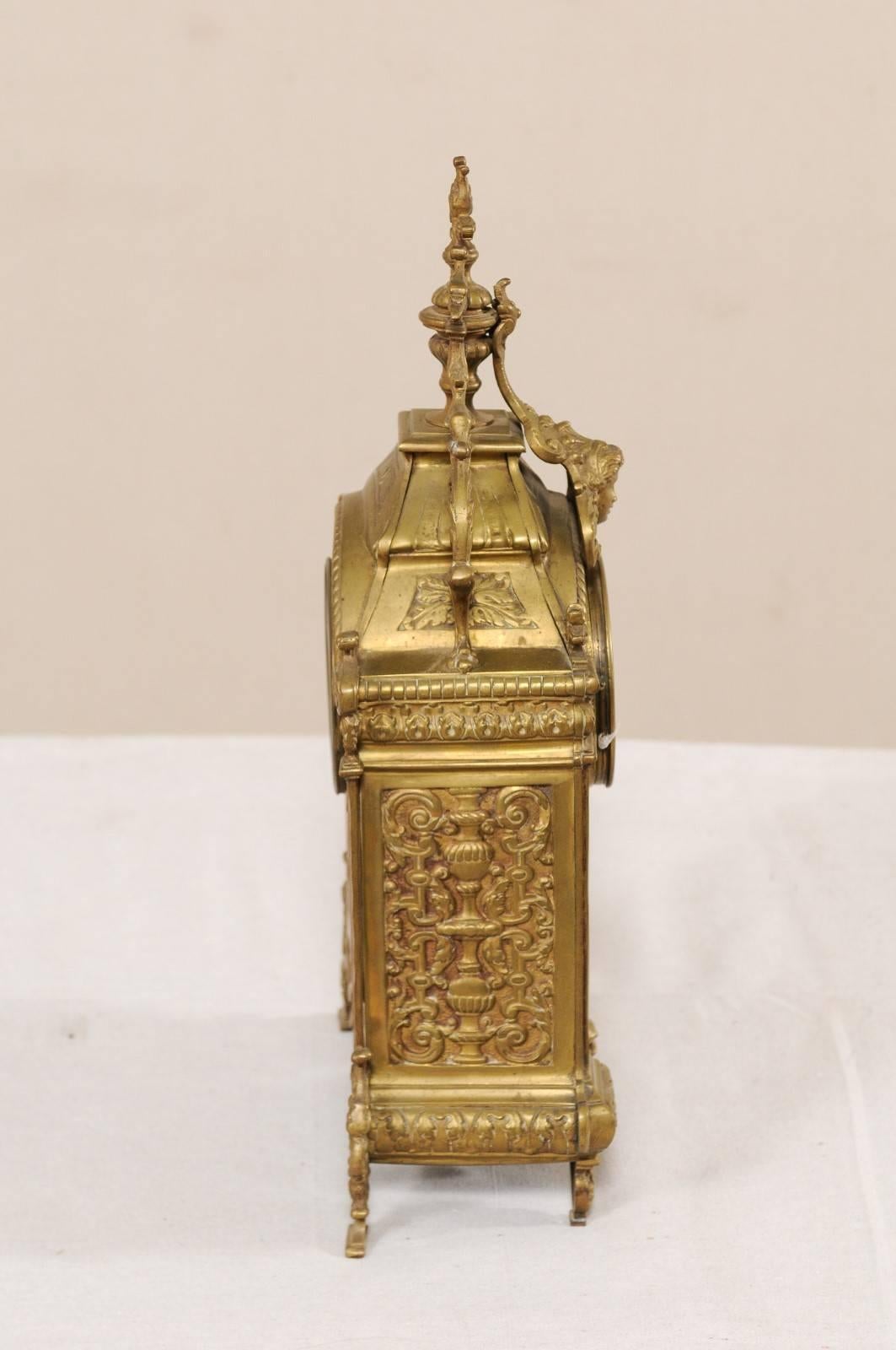Orologio da camino francese della fine del XIX secolo in ottone splendidamente decorato in vendita 3