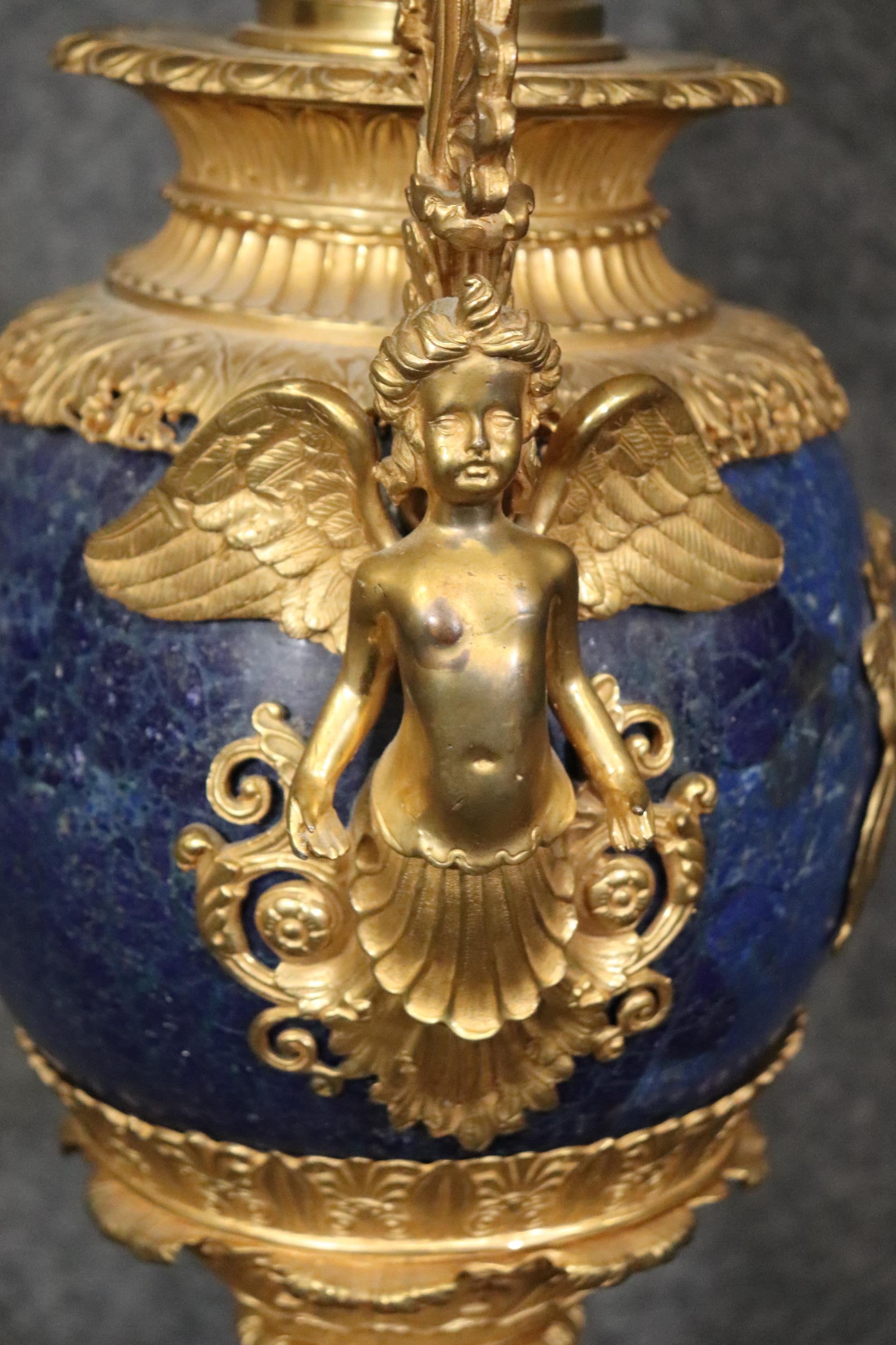 Le lapis-lazuli est et a toujours été l'une des pierres les plus précieuses au monde et n'est utilisé que pour les bijoux les plus raffinés ou les meubles de qualité. Uniquement les meilleurs. Cette paire de candélabres à 8 bras de lumière en bronze