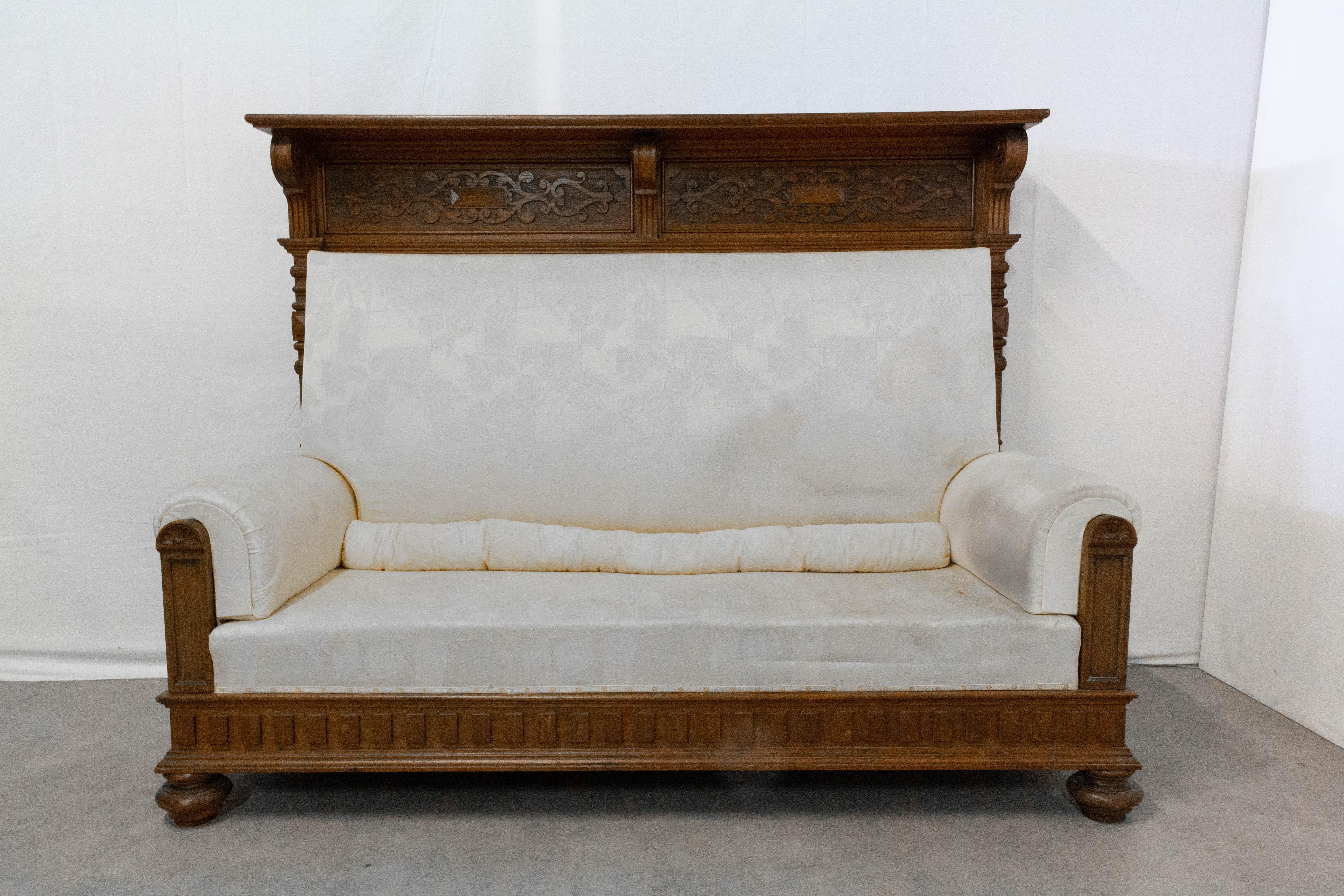 French high back bench, circa 1890 to be recovered
French Provincial hand carved oak
In good antique condition with minor signs of use for its age, the upholstery is in good condition, only the fabric must be changed.