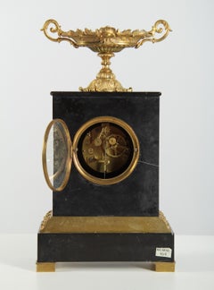 Reloj de chimenea francés de mármol negro de finales del siglo XIX