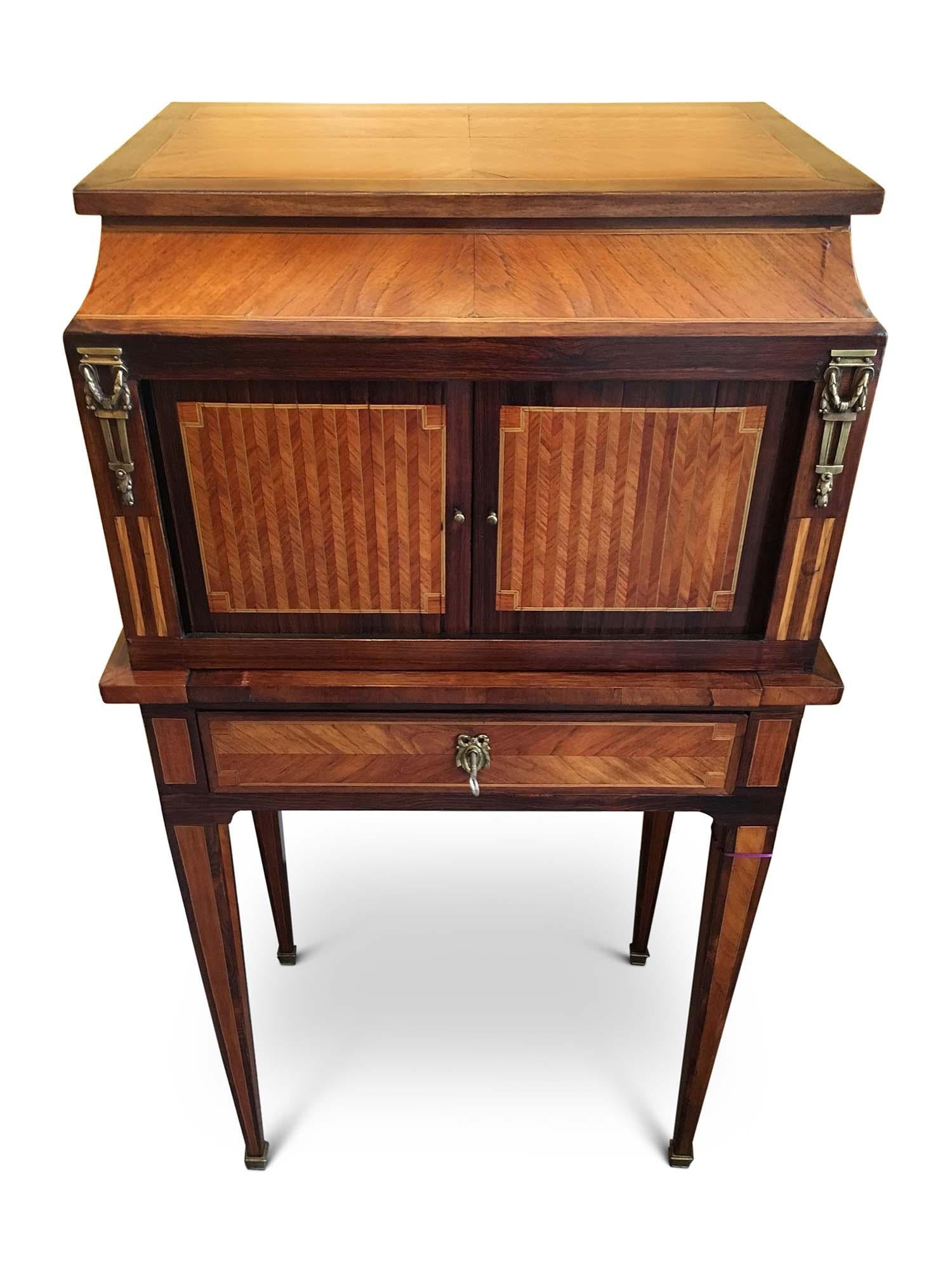 Superb quality Bonheur De Jour
Quarter veneered top and sides with satinwood stringing.
Two finely inlaid doors with herring bone pattern and symmetrical satinwood stringing, flanked by brass mounts, the inner fitted with pigeon hole and two small