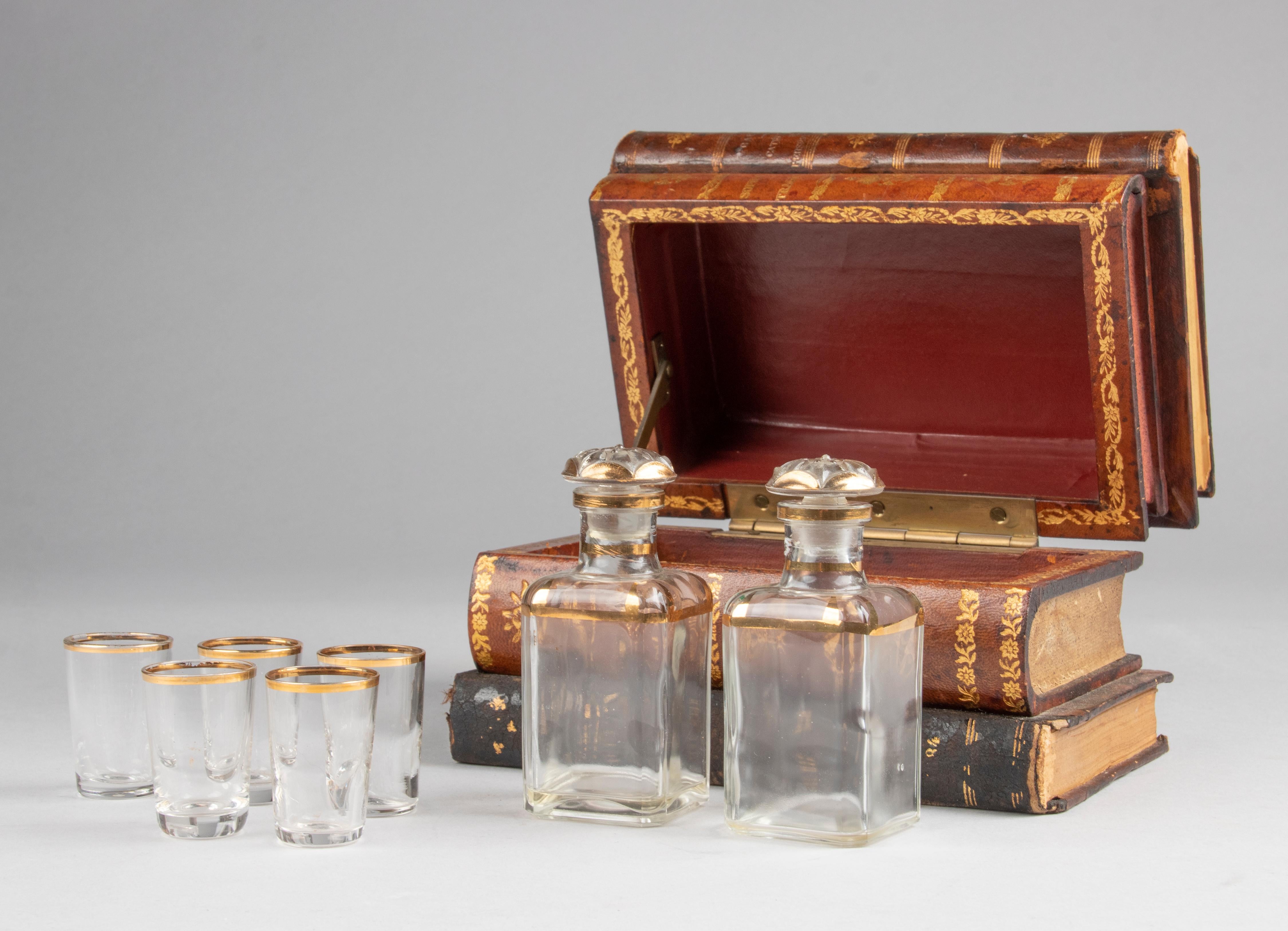 An antique French lidded liquor cellar cabinet. Inside the box contains a specially made interior from wood and brown leather. The interior consists of two small liqueur bottles and five glasses. Made in France, circa 1890-1900
Dimension bottle: 12
