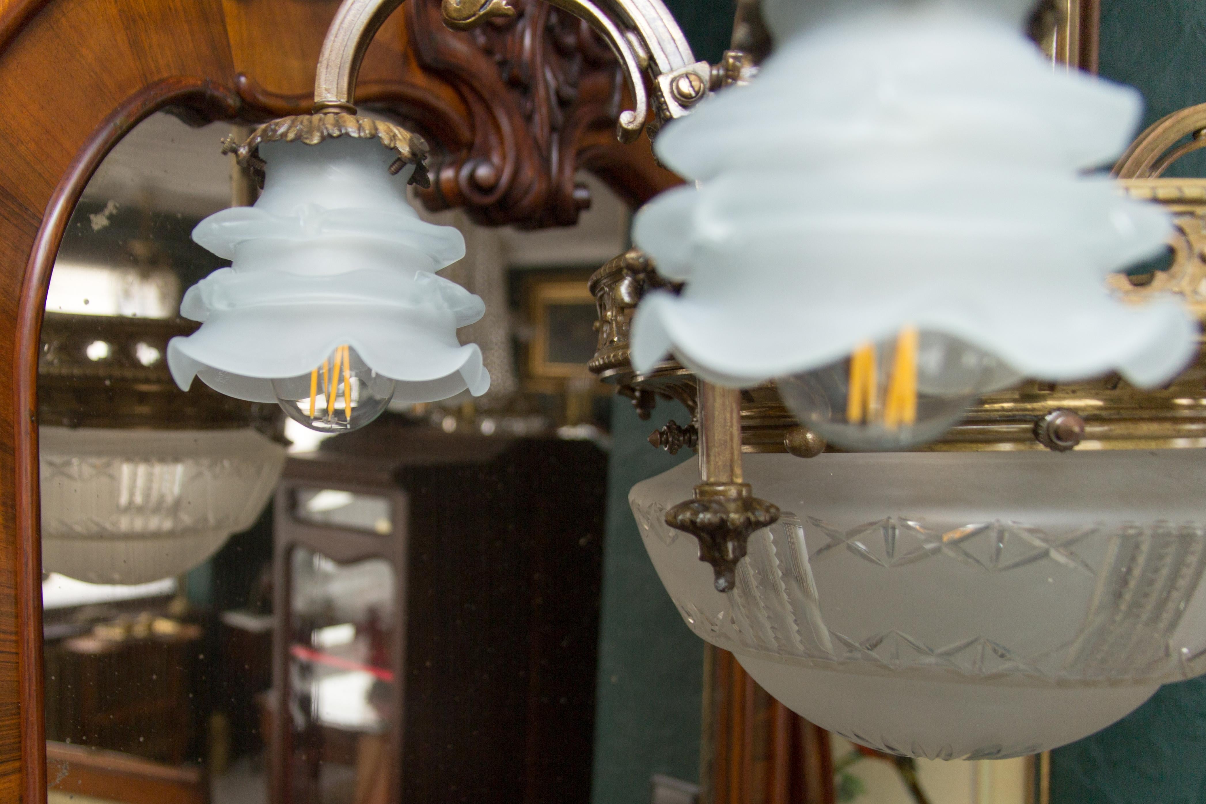 Lustre à cinq lumières en bronze et verre dépoli de la fin du XIXe siècle 8